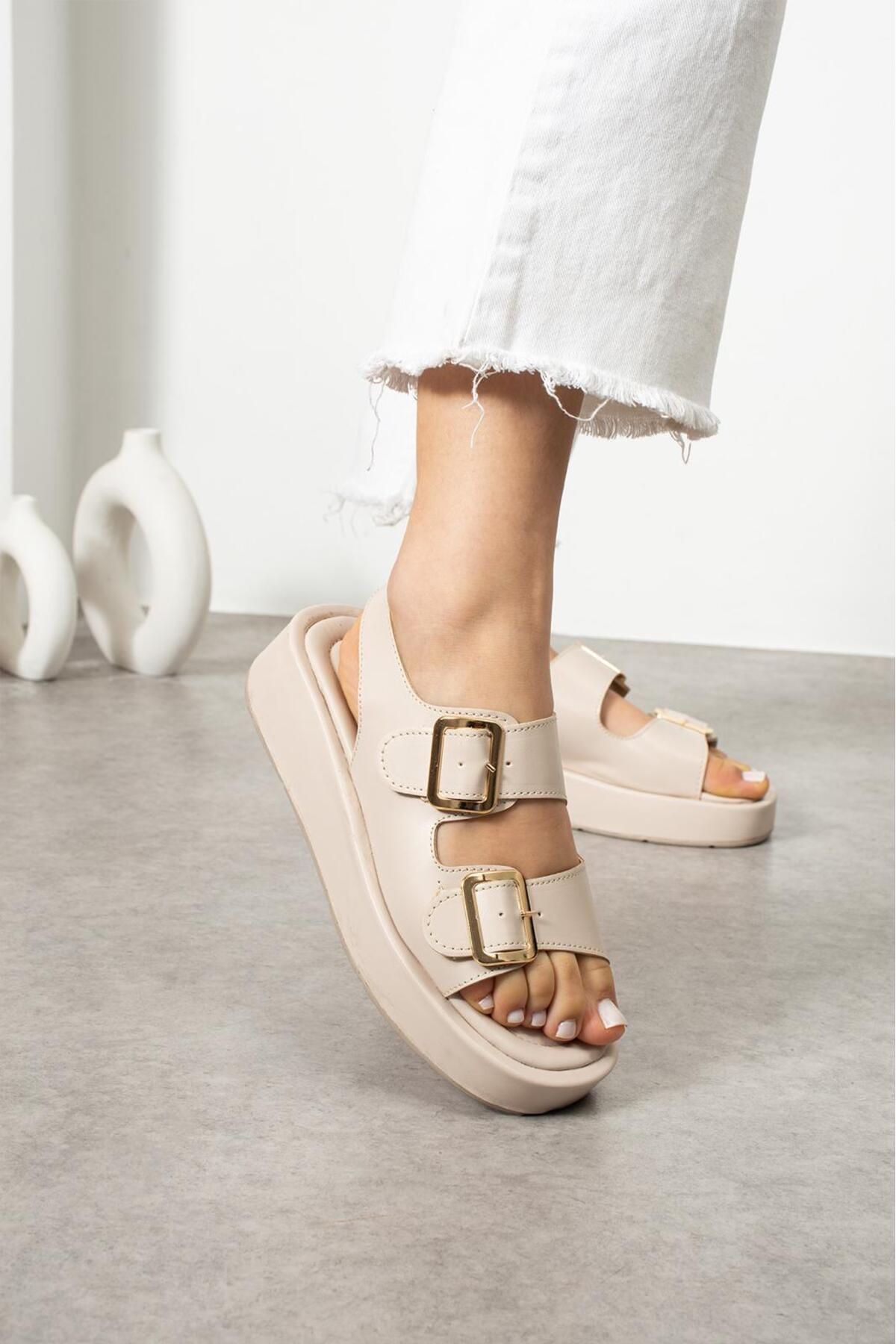 Dolgu Topuklu Çift Bantlı Tokalı Kadın Sandalet