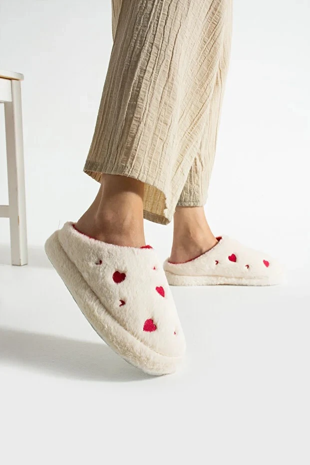 Kadın Peluş Kalpli Ev Terliği Misafir Terliği Bohça Terliği