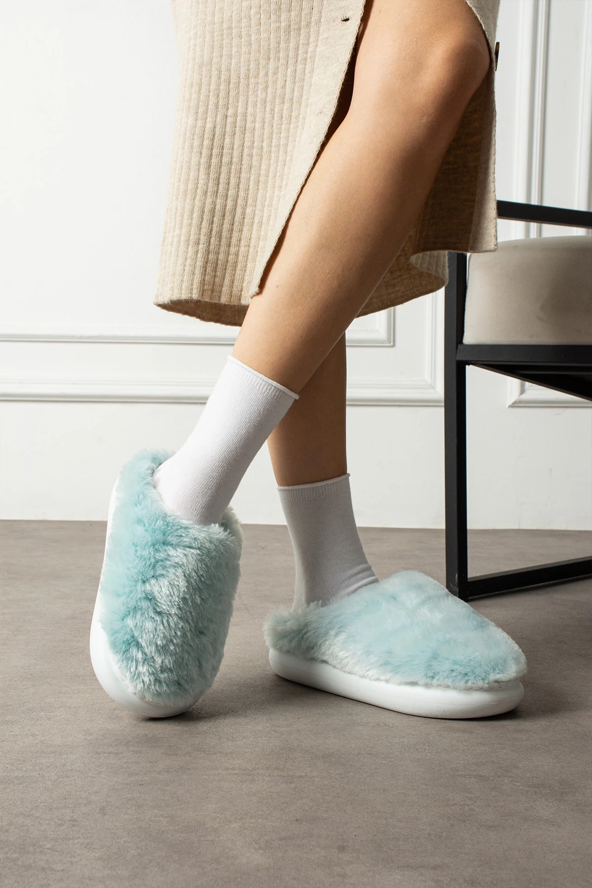 Kadın Kışlık Sıcak Tüy Detaylı Konforlu Kapalı Eva Taban Ev Pandufu Terliği