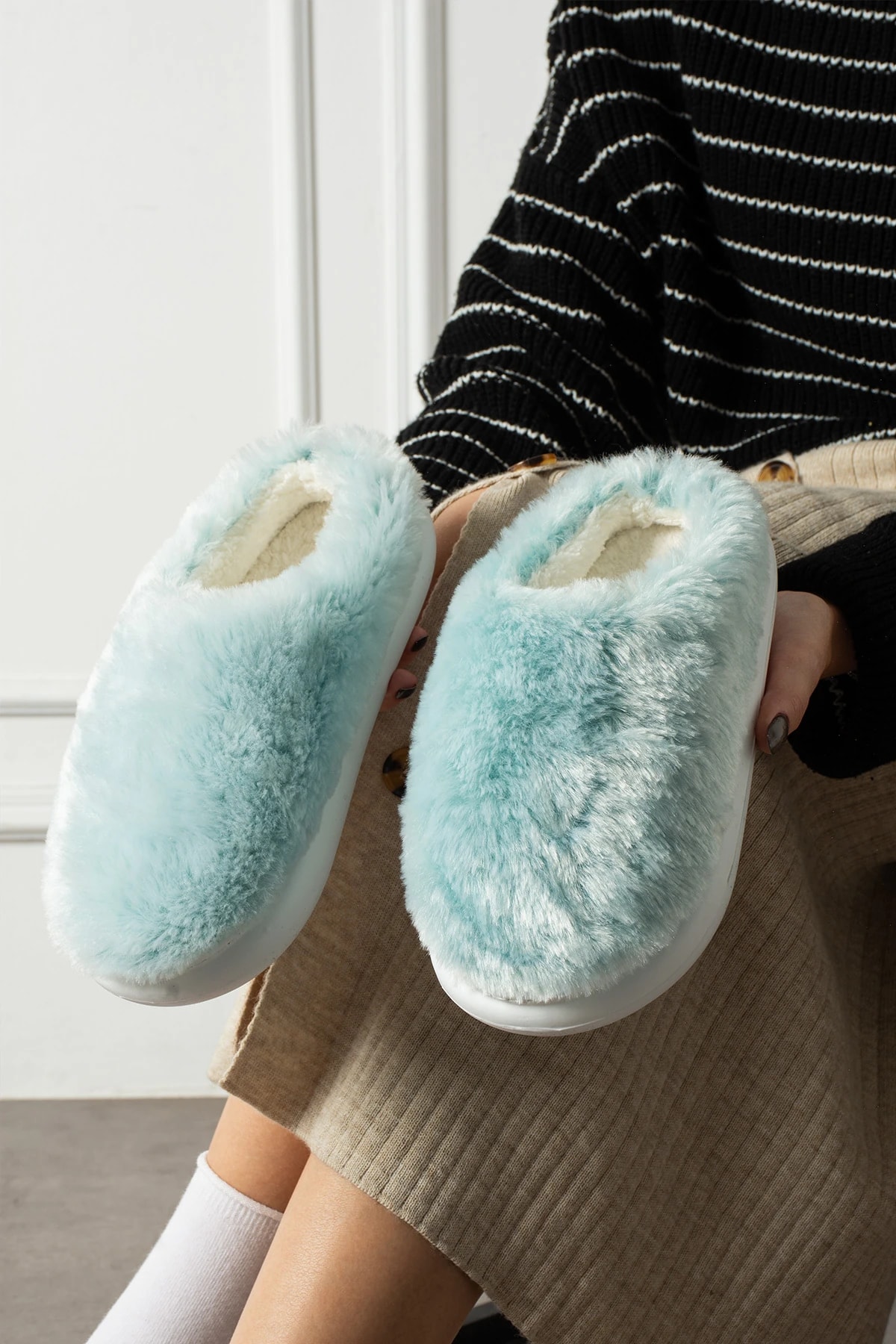 Kadın Kışlık Sıcak Tüy Detaylı Konforlu Kapalı Eva Taban Ev Pandufu Terliği