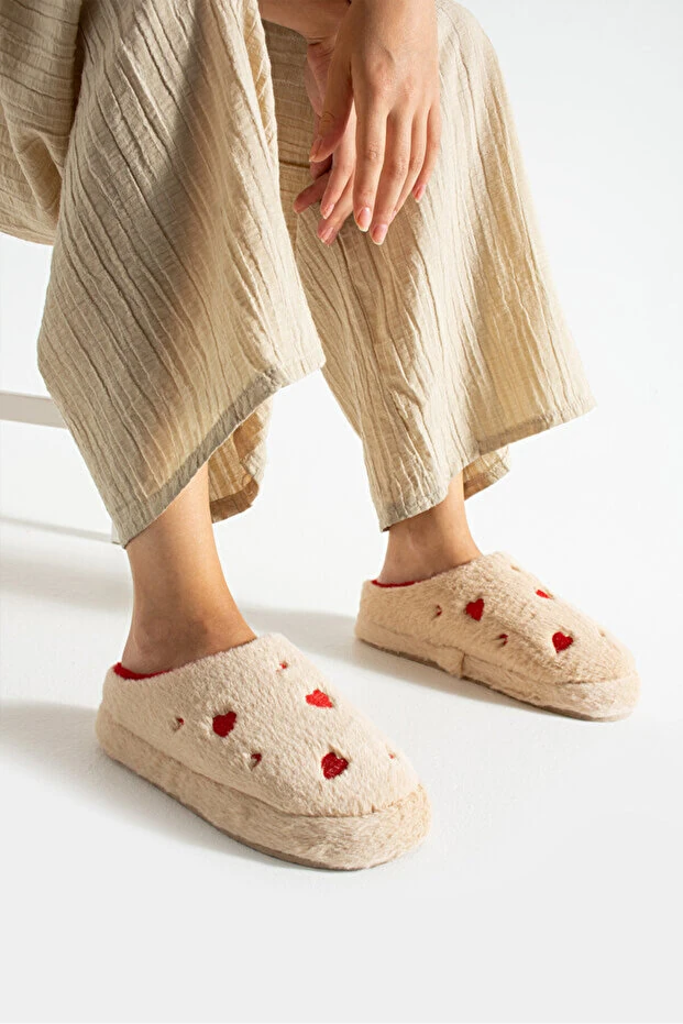 Kadın Peluş Kalpli Ev Terliği Misafir Terliği Bohça Terliği