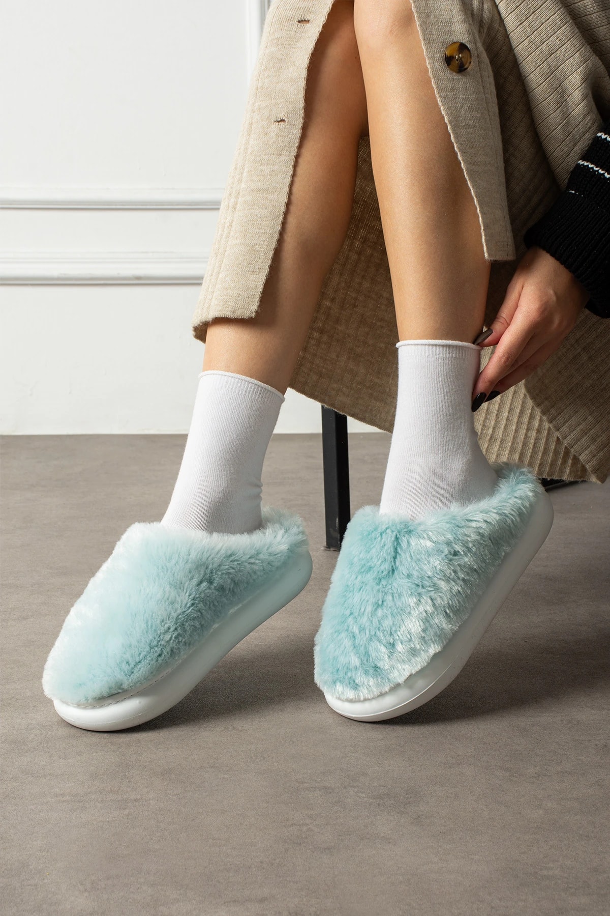 Kadın Kışlık Sıcak Tüy Detaylı Konforlu Kapalı Eva Taban Ev Pandufu Terliği