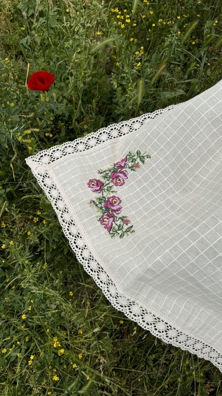 Kanaviçe İşleme Detaylı Yemek Masası Örtüsü