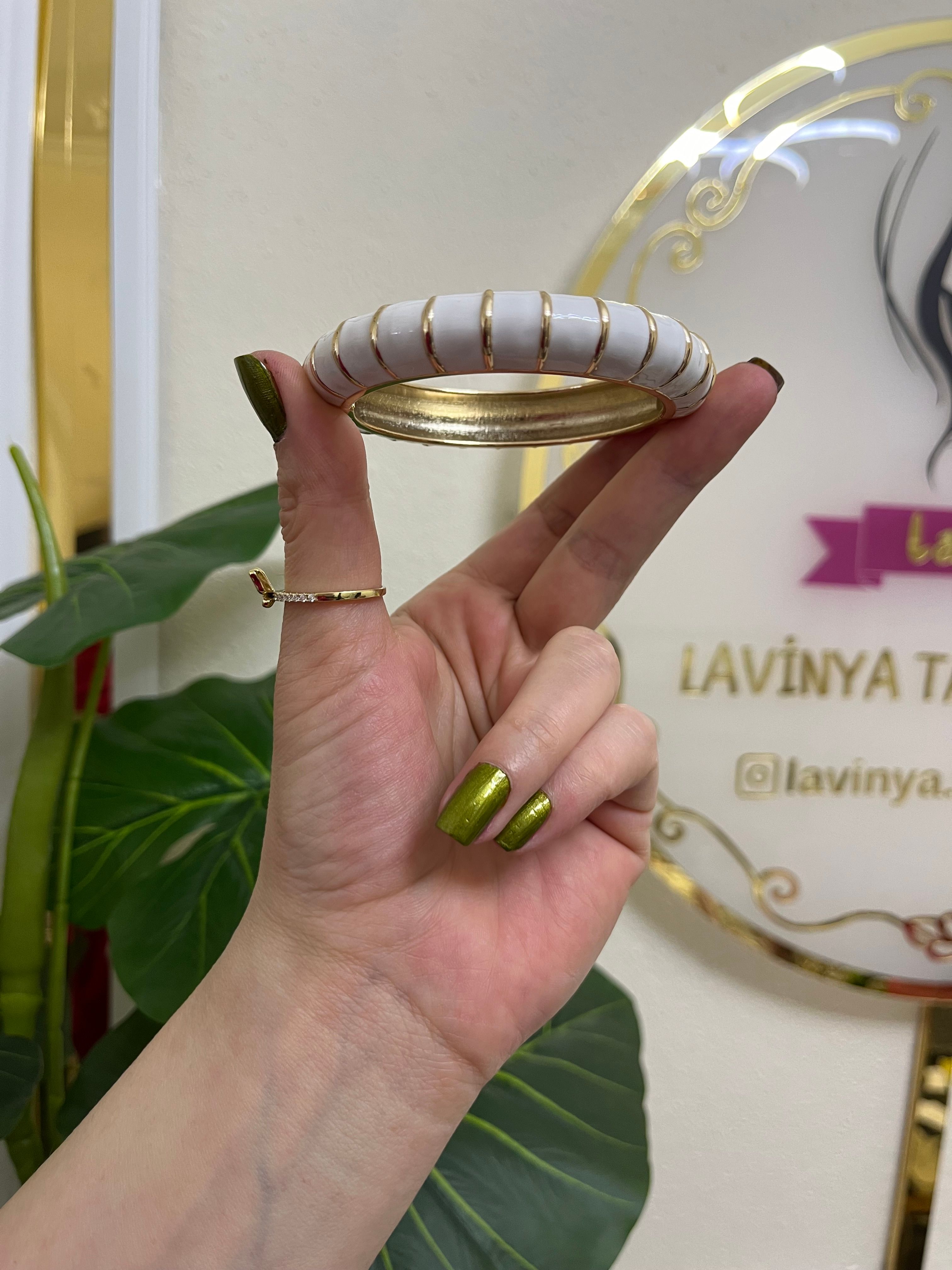Beyaz bilezik-LAVİNYA