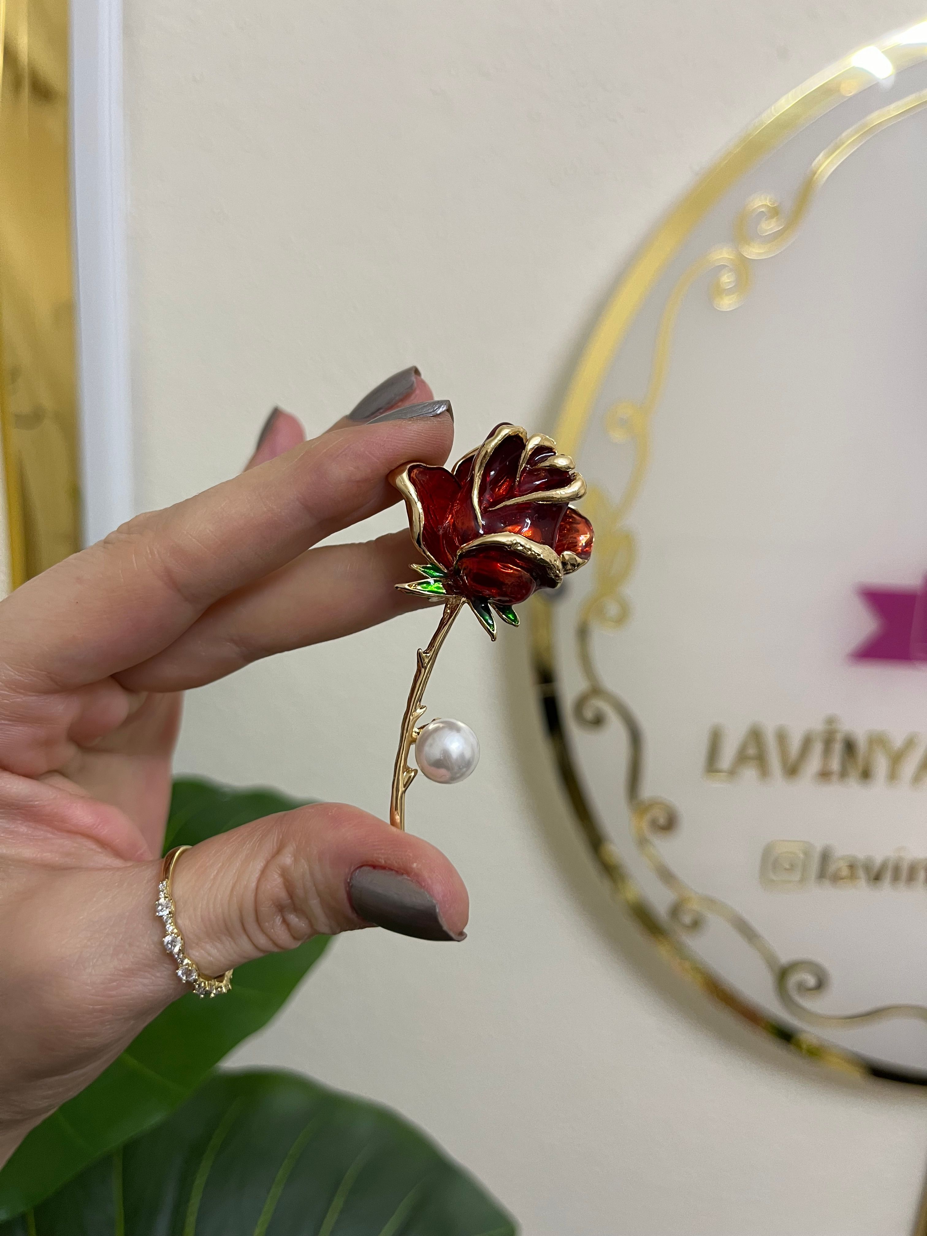 Kırmızı gül broş-LAVİNYA