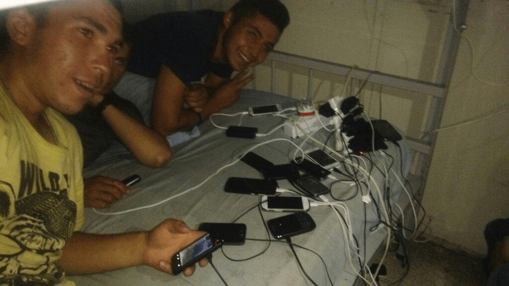 Askerde illegal bir şekilde akıllı telefon kullanan askerler.
