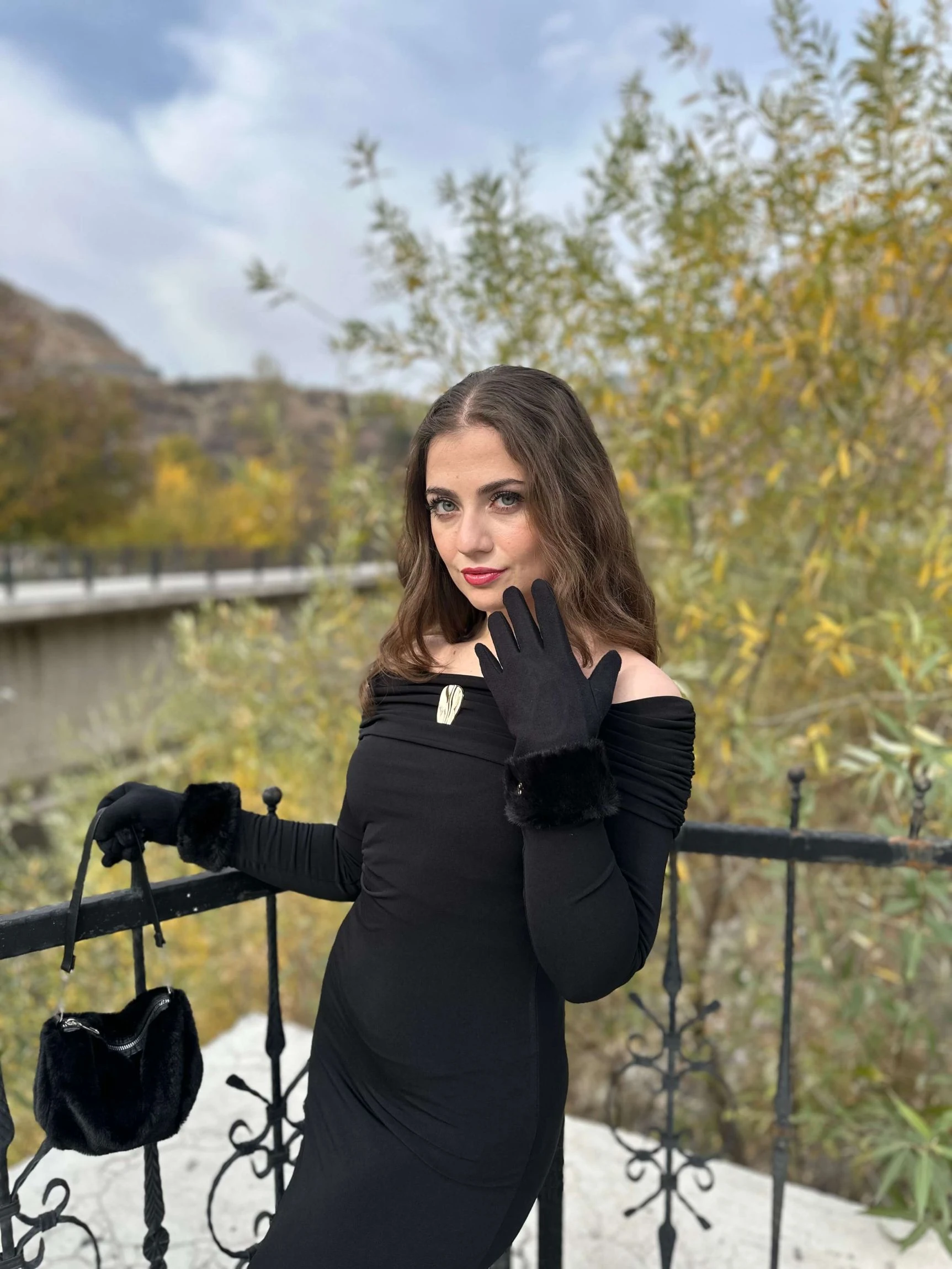 Madonna Yaka Gold Detaylı Elbise