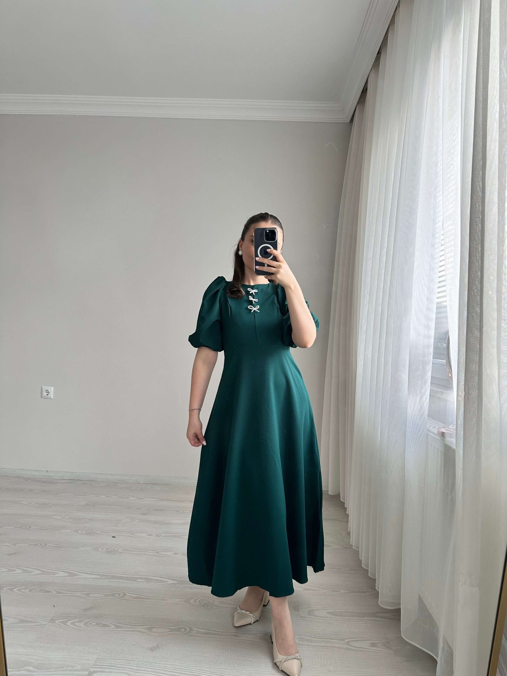 Fiyonk Broş Detaylı Elbise - Zümrüt