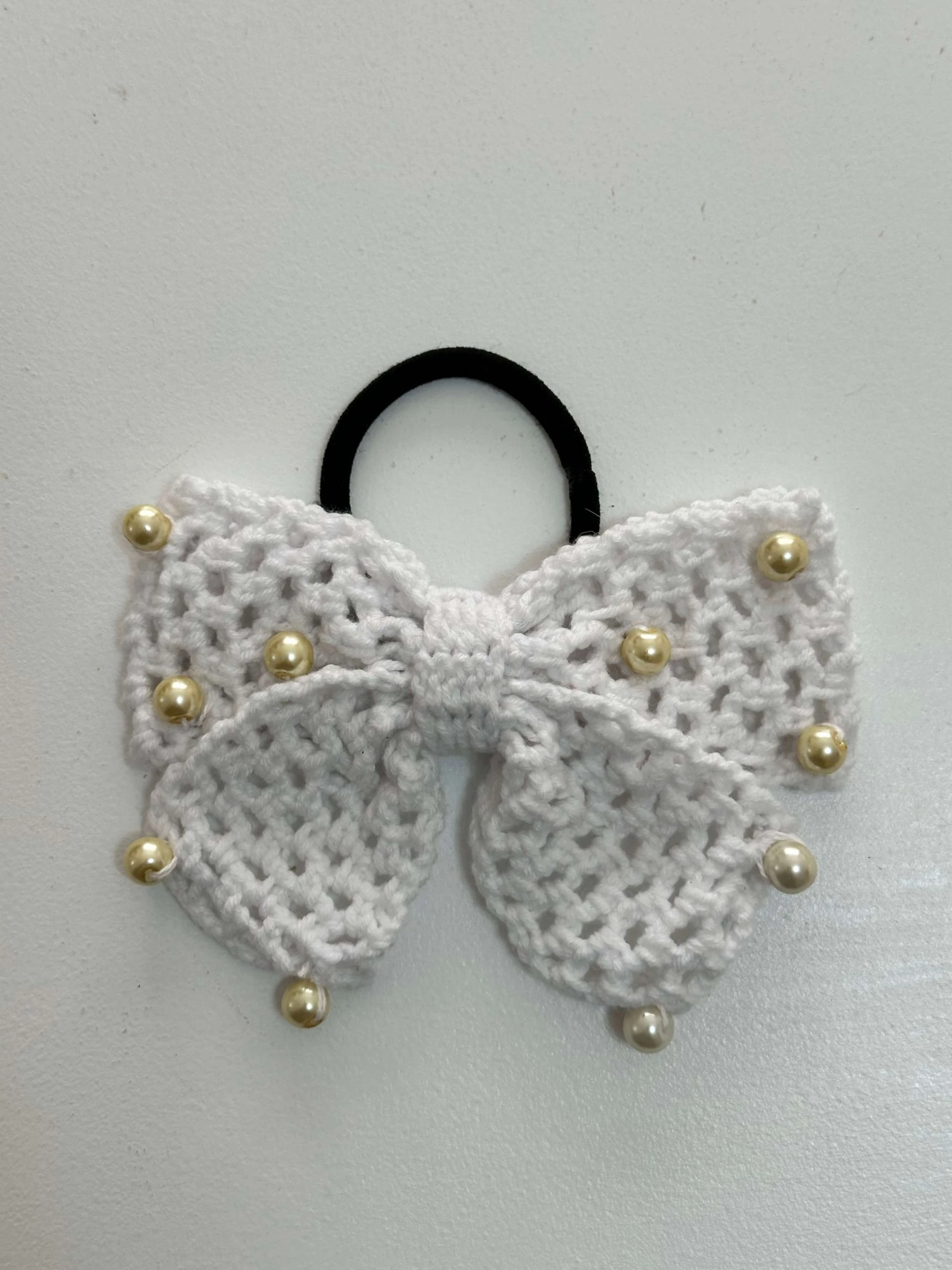 El Örmesi İnci Detaylı Örgü Fiyonk Toka - Beyaz