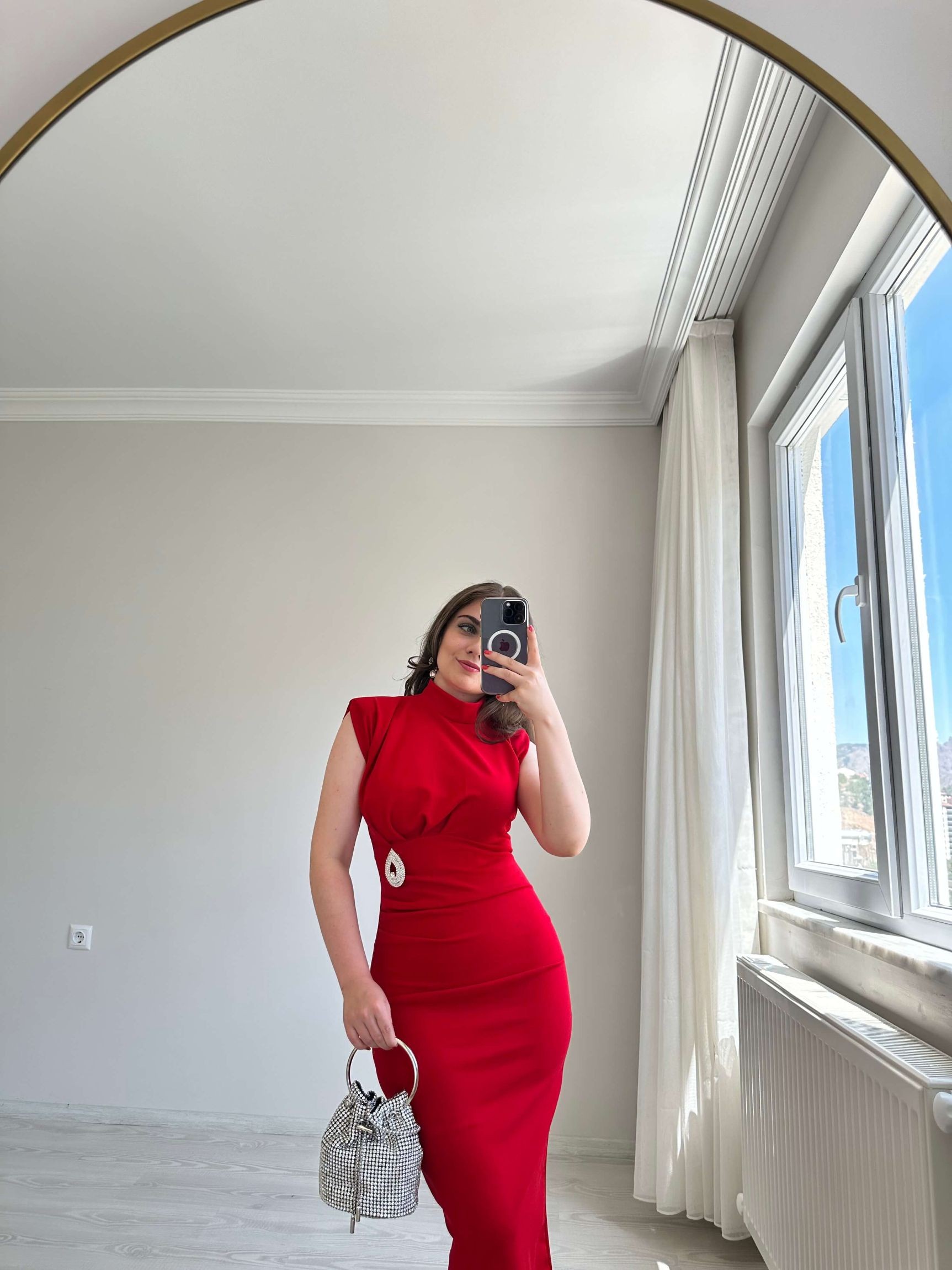 Broş Detaylı Elbise