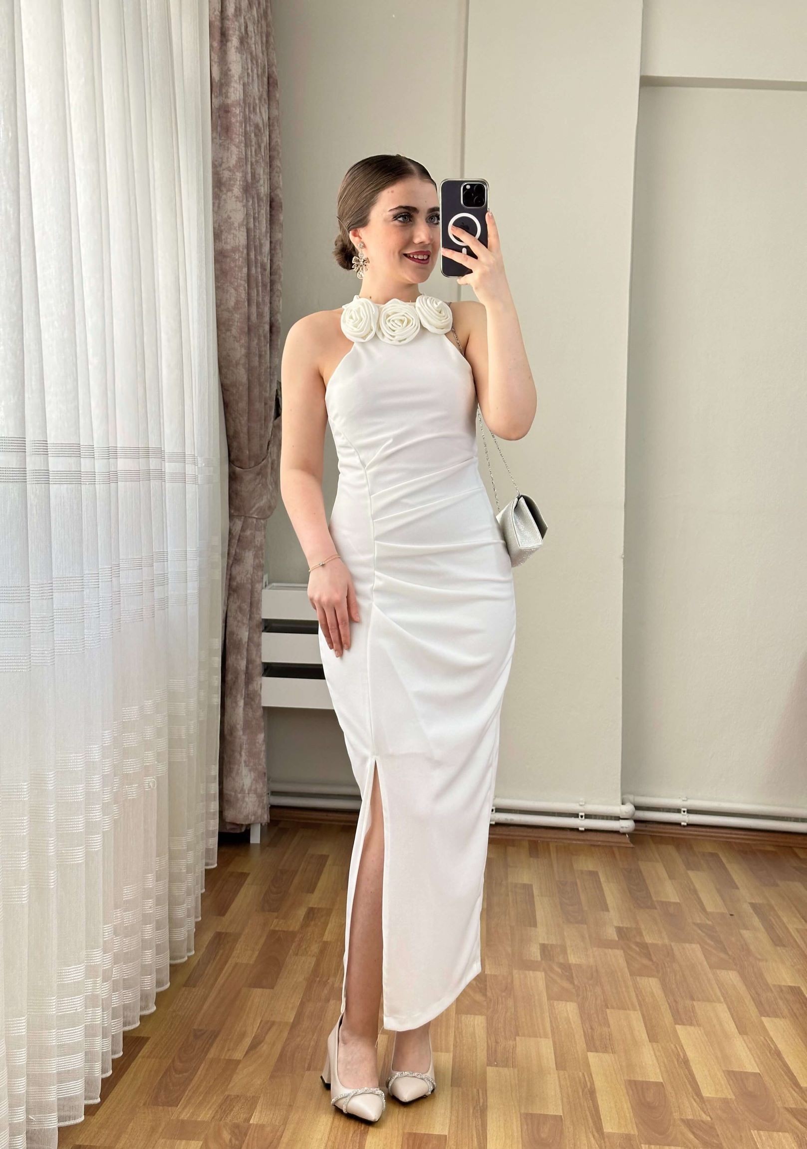 Halter Yaka Gül Detaylı Elbise - Beyaz