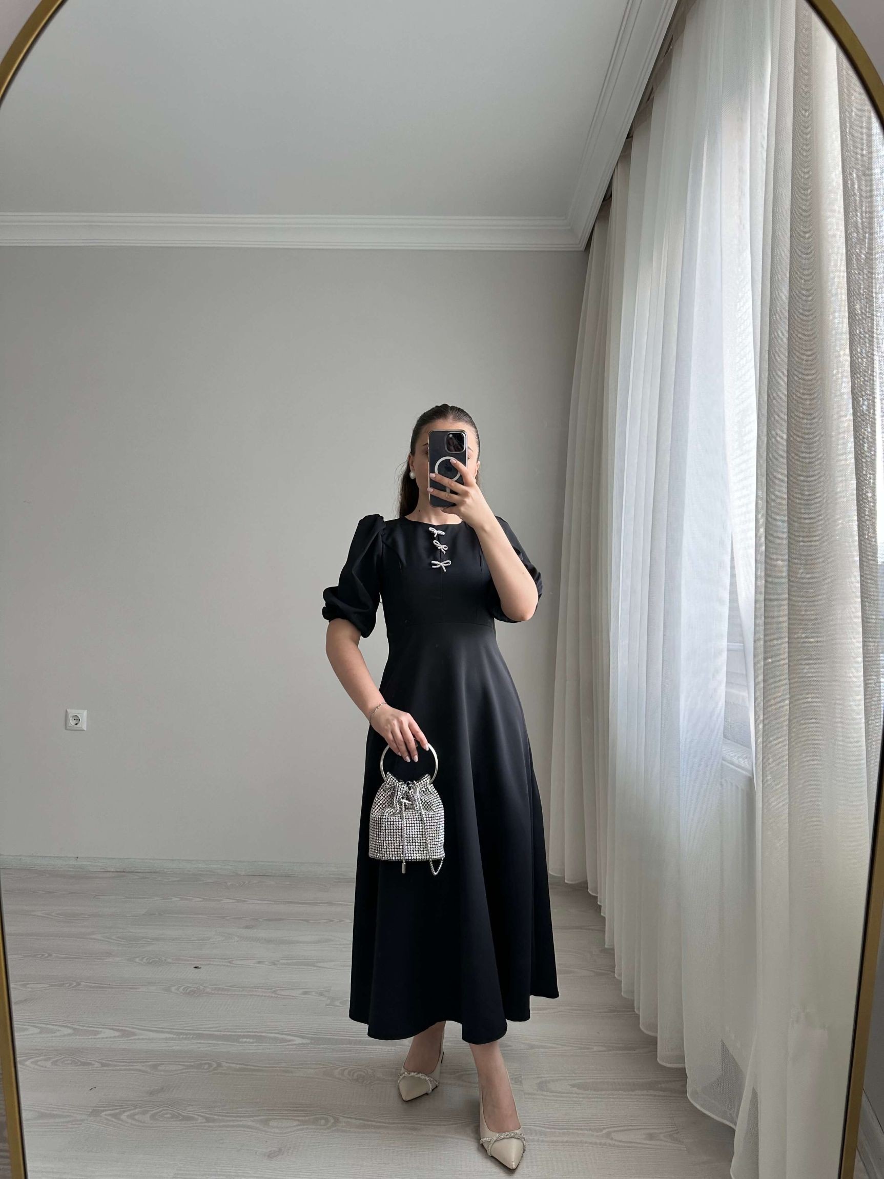 Fiyonk Broş Detaylı Elbise - Siyah