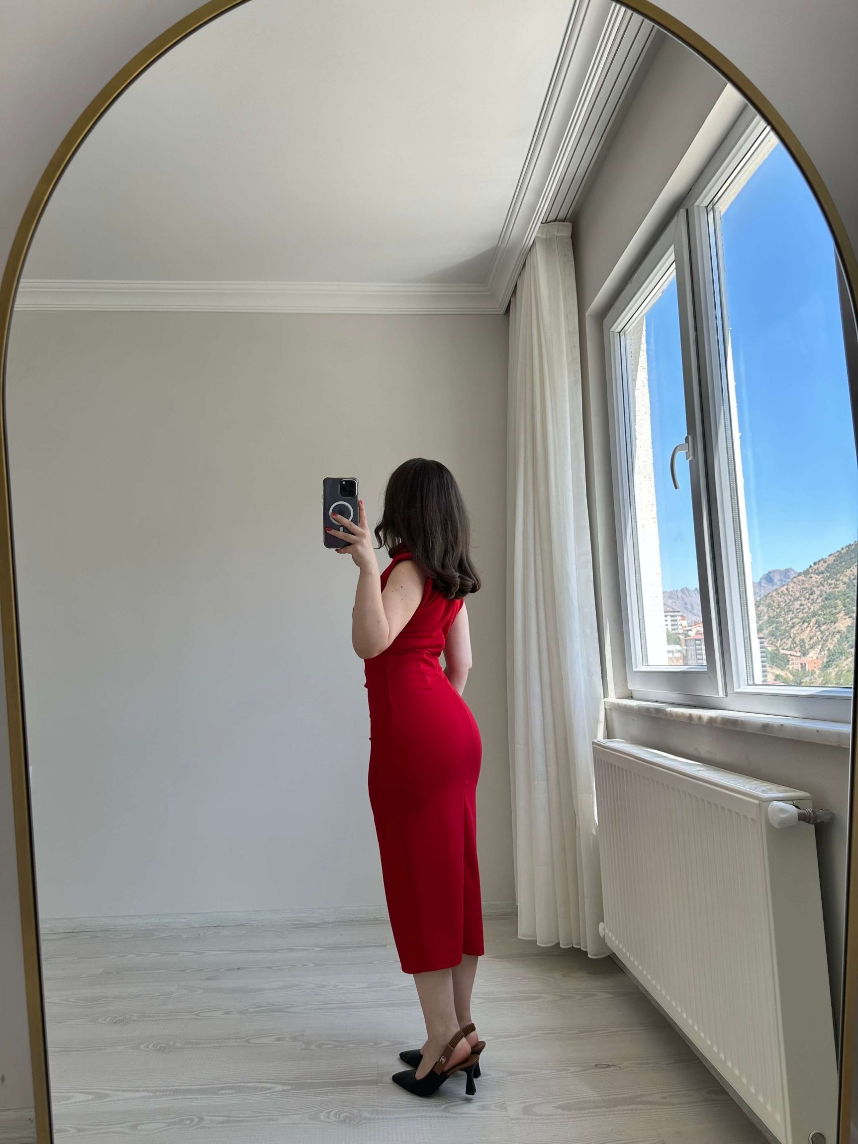 Broş Detaylı Elbise