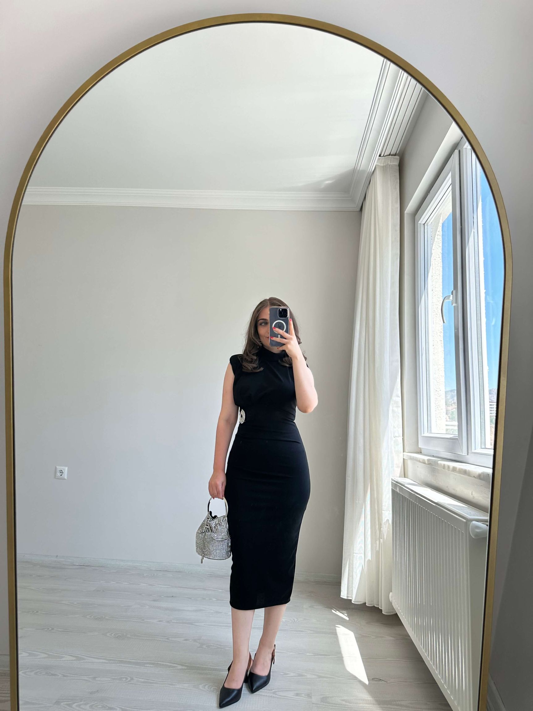 Broş Detaylı Elbise