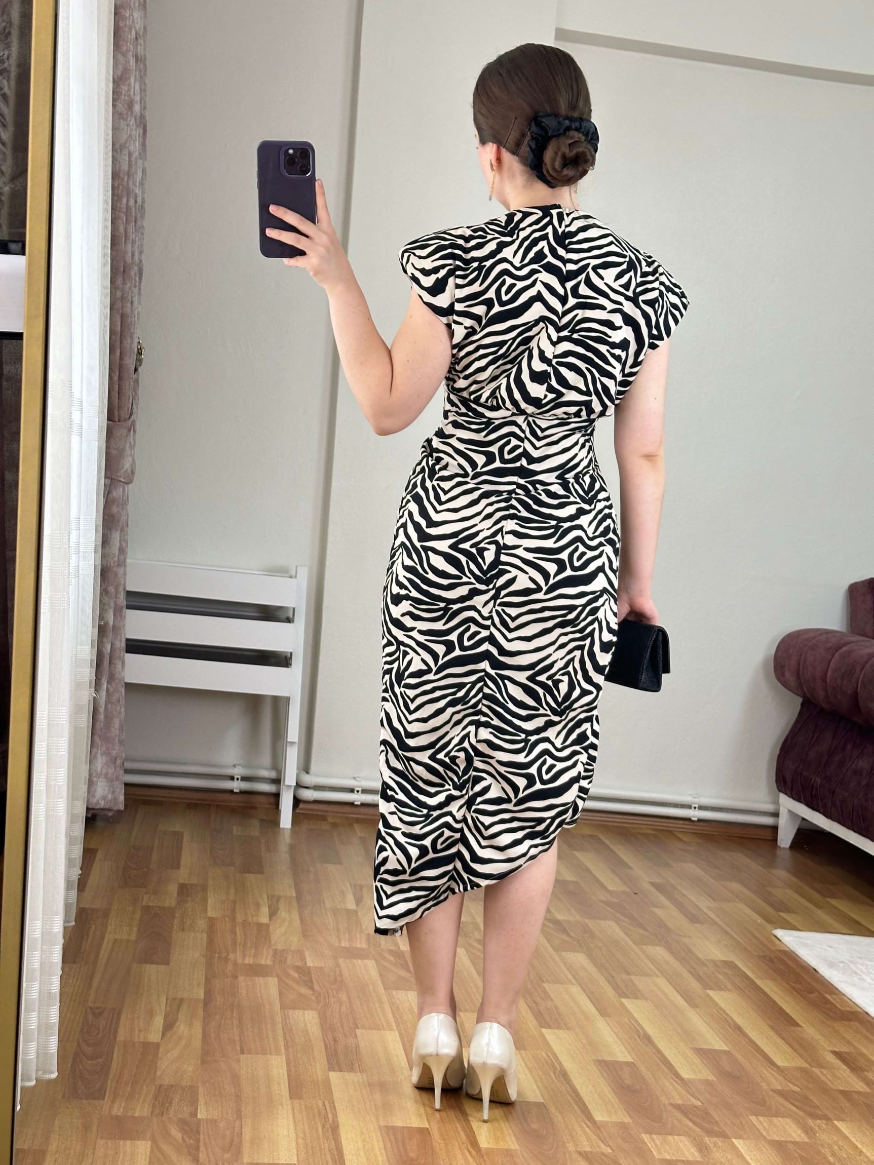 Desenli Vatkalı Zebra Elbise