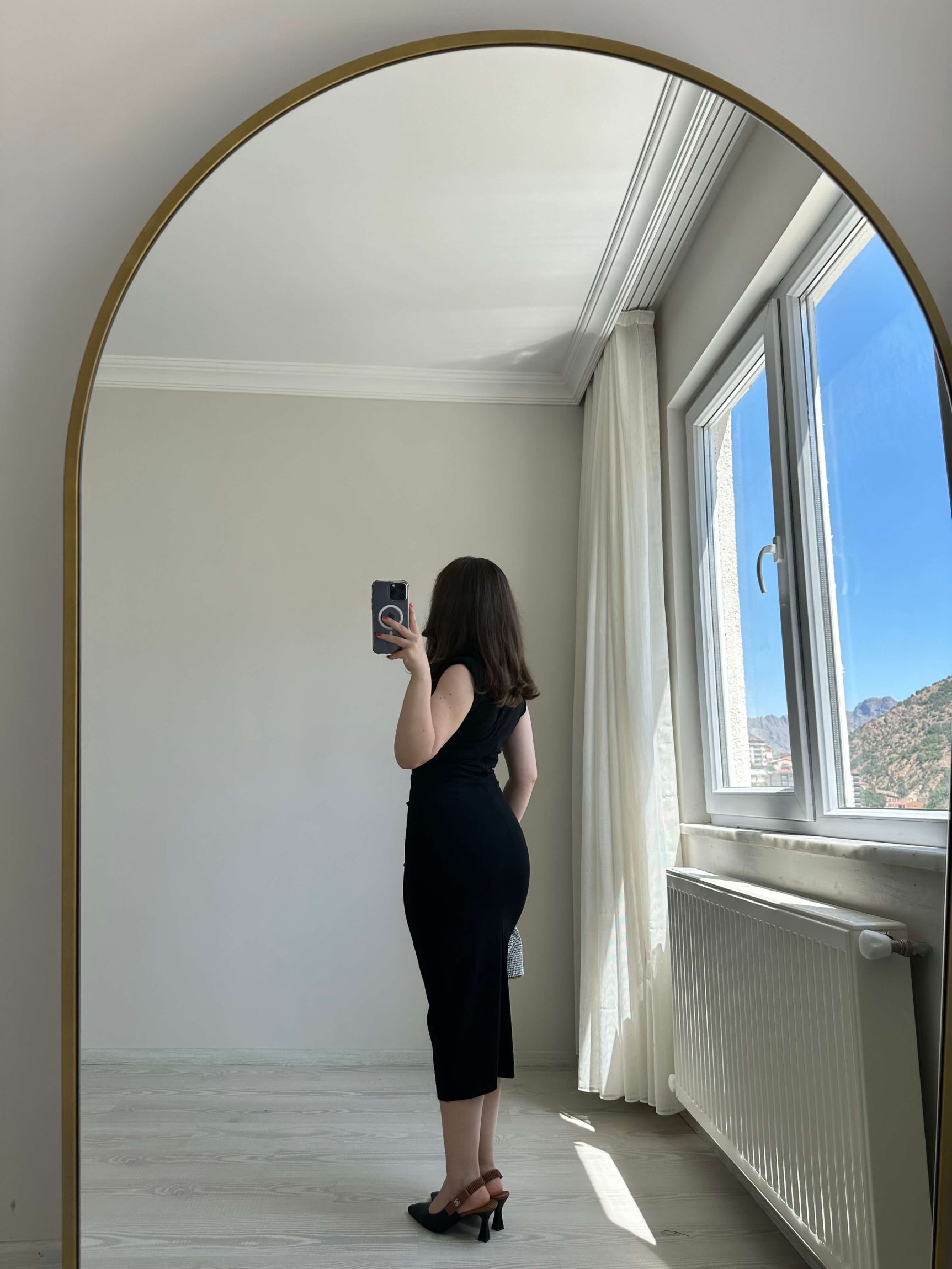 Broş Detaylı Elbise
