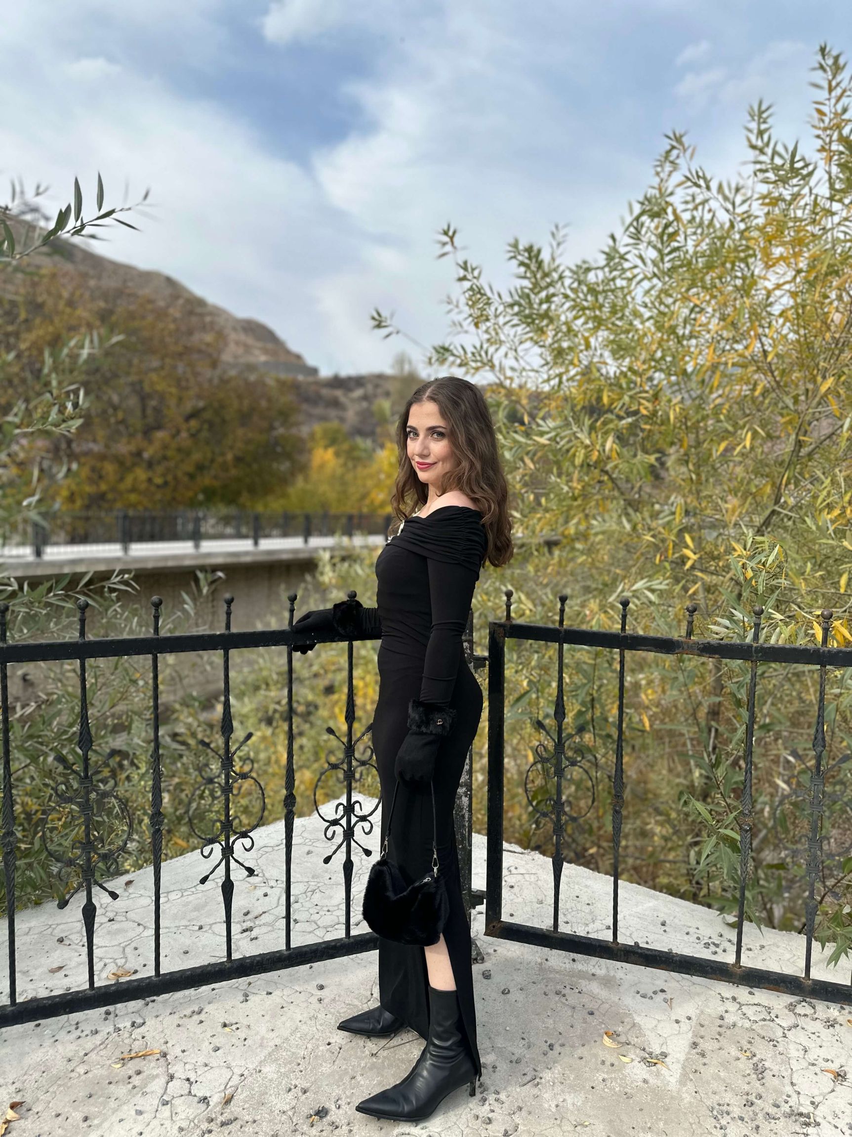 Madonna Yaka Gold Detaylı Elbise