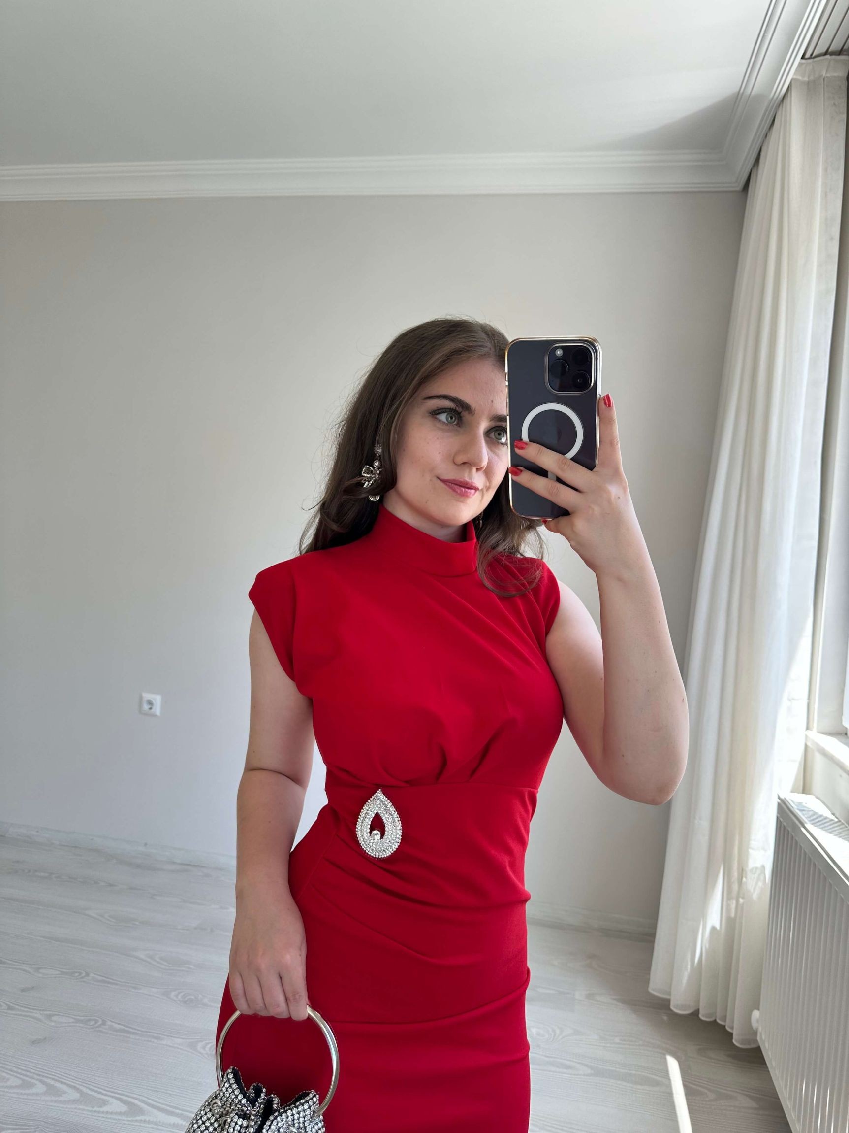 Broş Detaylı Elbise