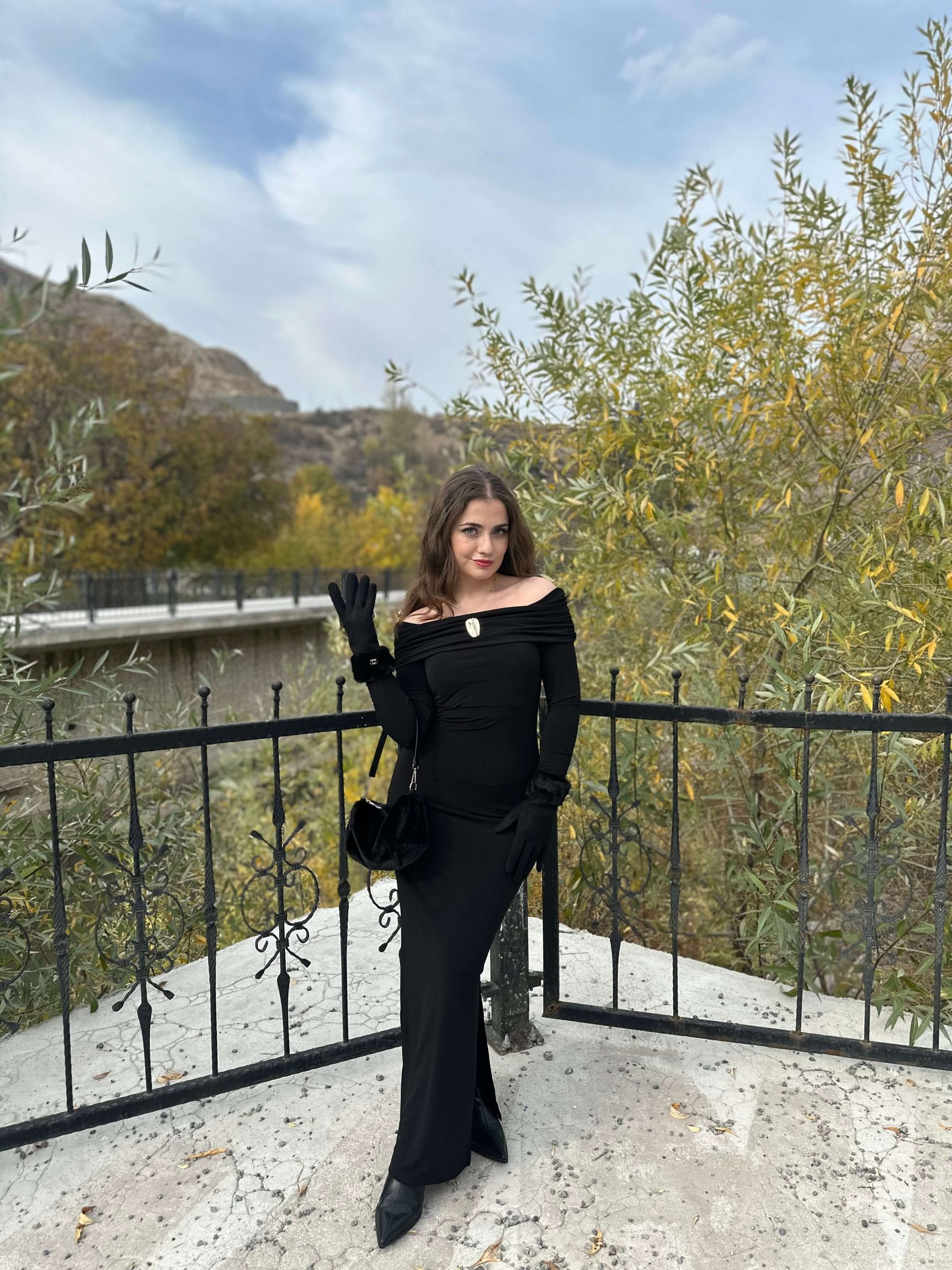 Madonna Yaka Gold Detaylı Elbise