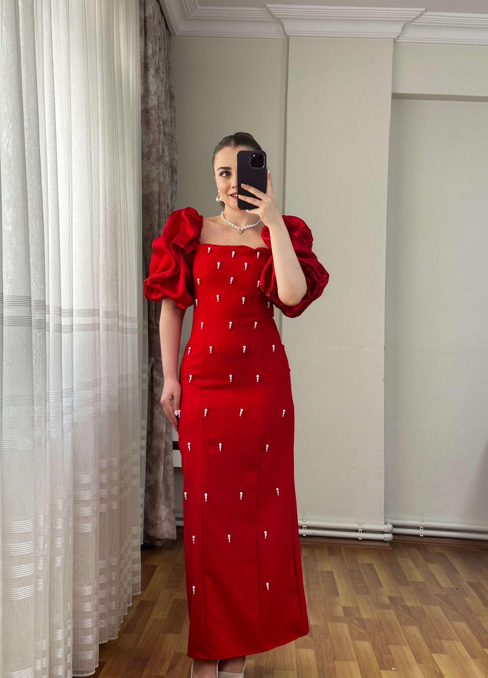 Boncuk Detaylı Kare Yaka Elbise - Kırmızı