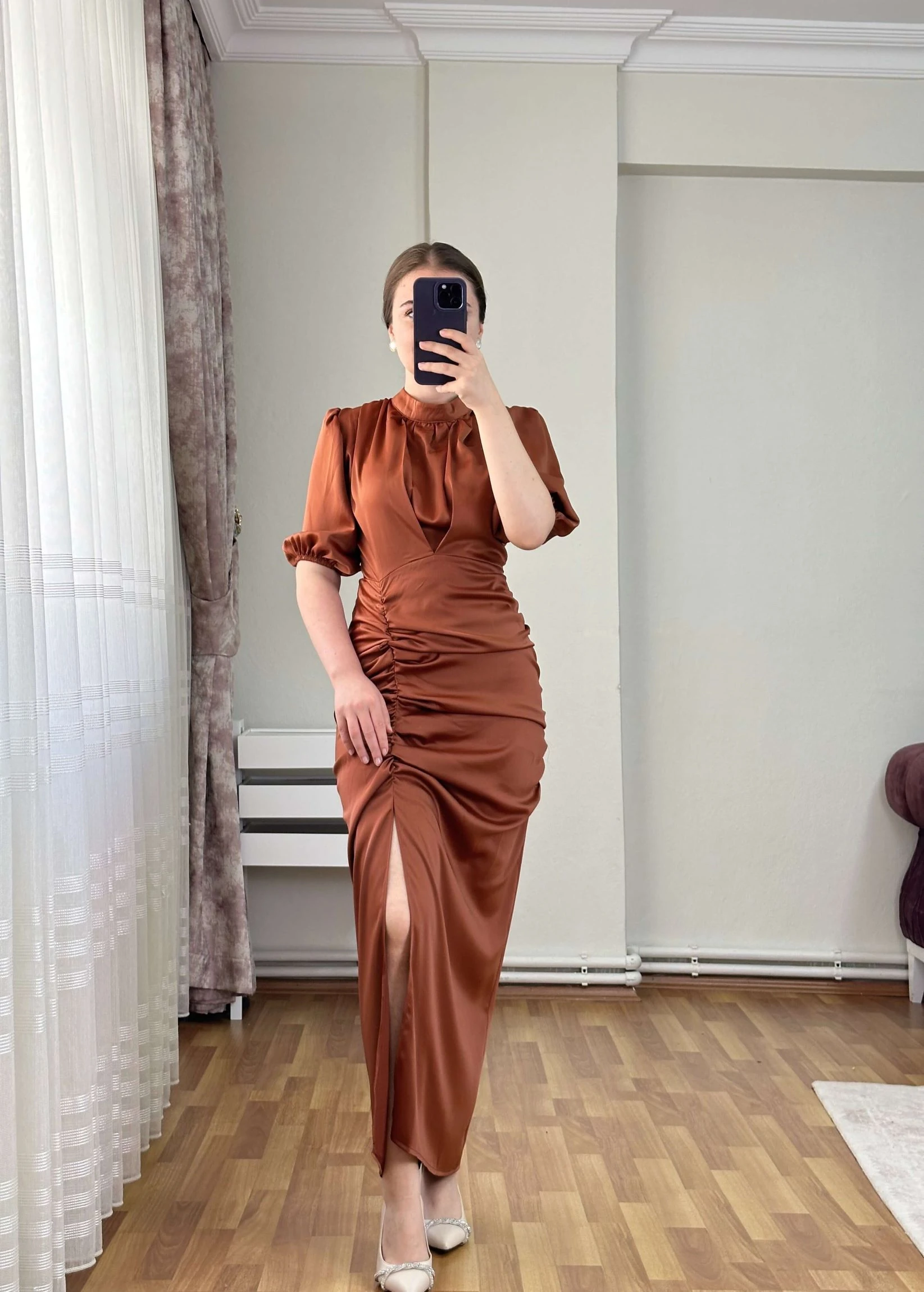 Kısa Kollu Drapeli Saten Elbise - Kahverengi