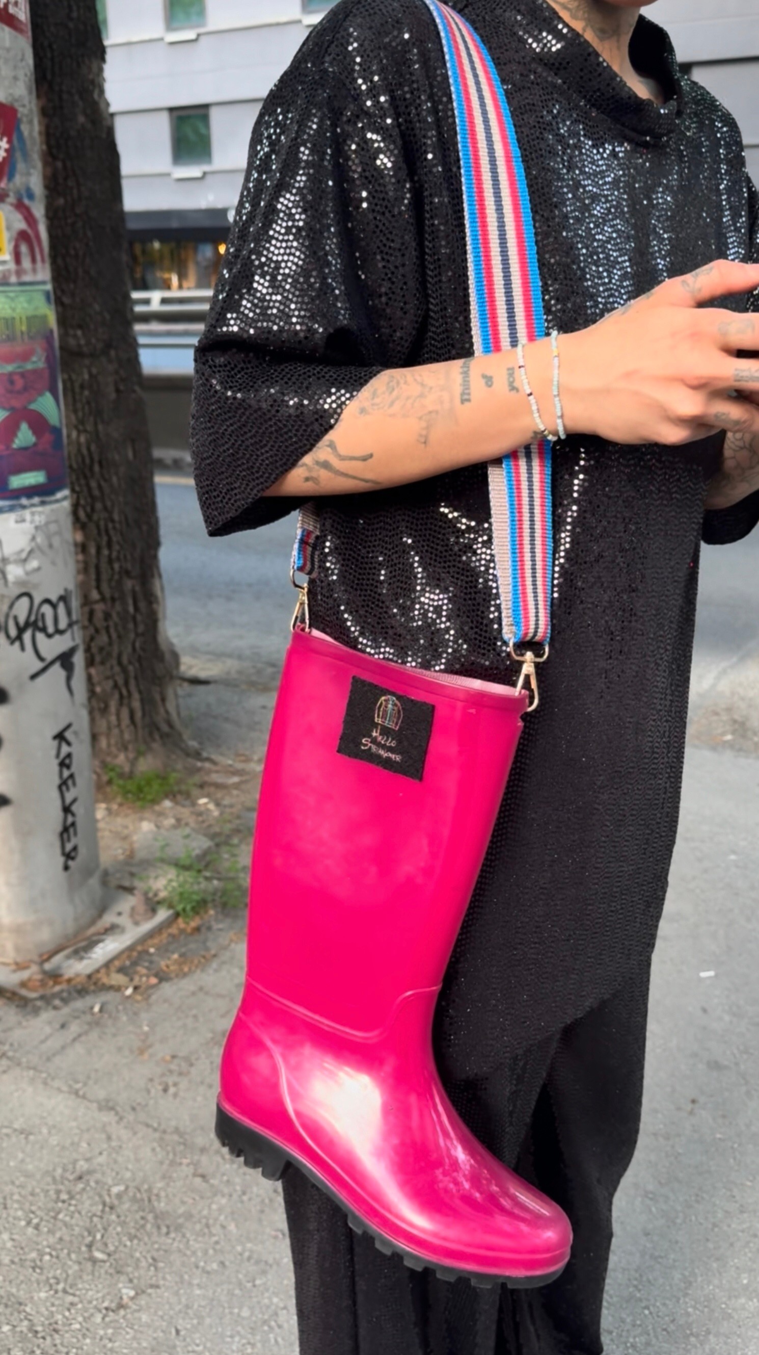 Pembe Lastik Çizme Omuz Çantası | Eğlenceli ve Farklı Tasarım | Y2K Kawaii Stil Çanta | Trendy ve Şık Aksesuar