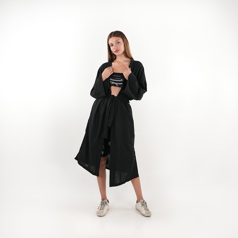 Siyah El Desenli Keten Kimono – El Yapımı, Uzun, Salaş ve Unisex Tasarım