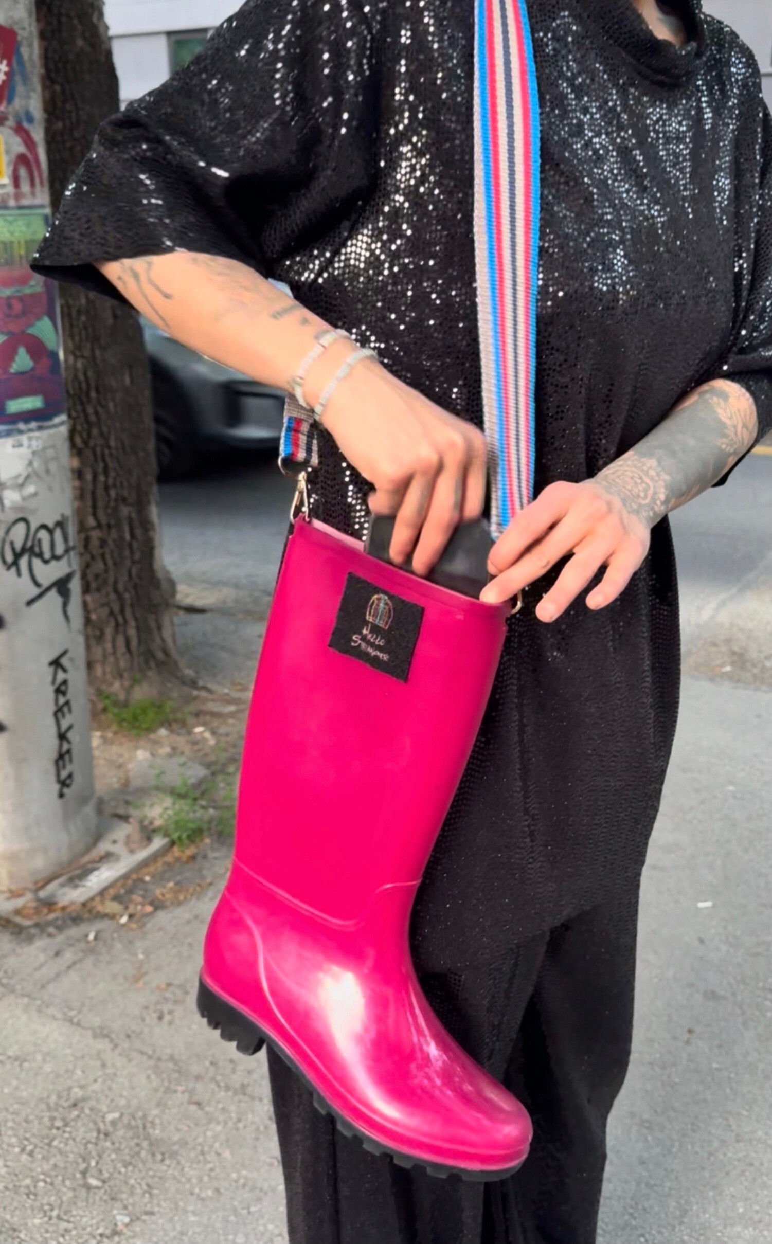 Pembe Lastik Çizme Omuz Çantası | Eğlenceli ve Farklı Tasarım | Y2K Kawaii Stil Çanta | Trendy ve Şık Aksesuar