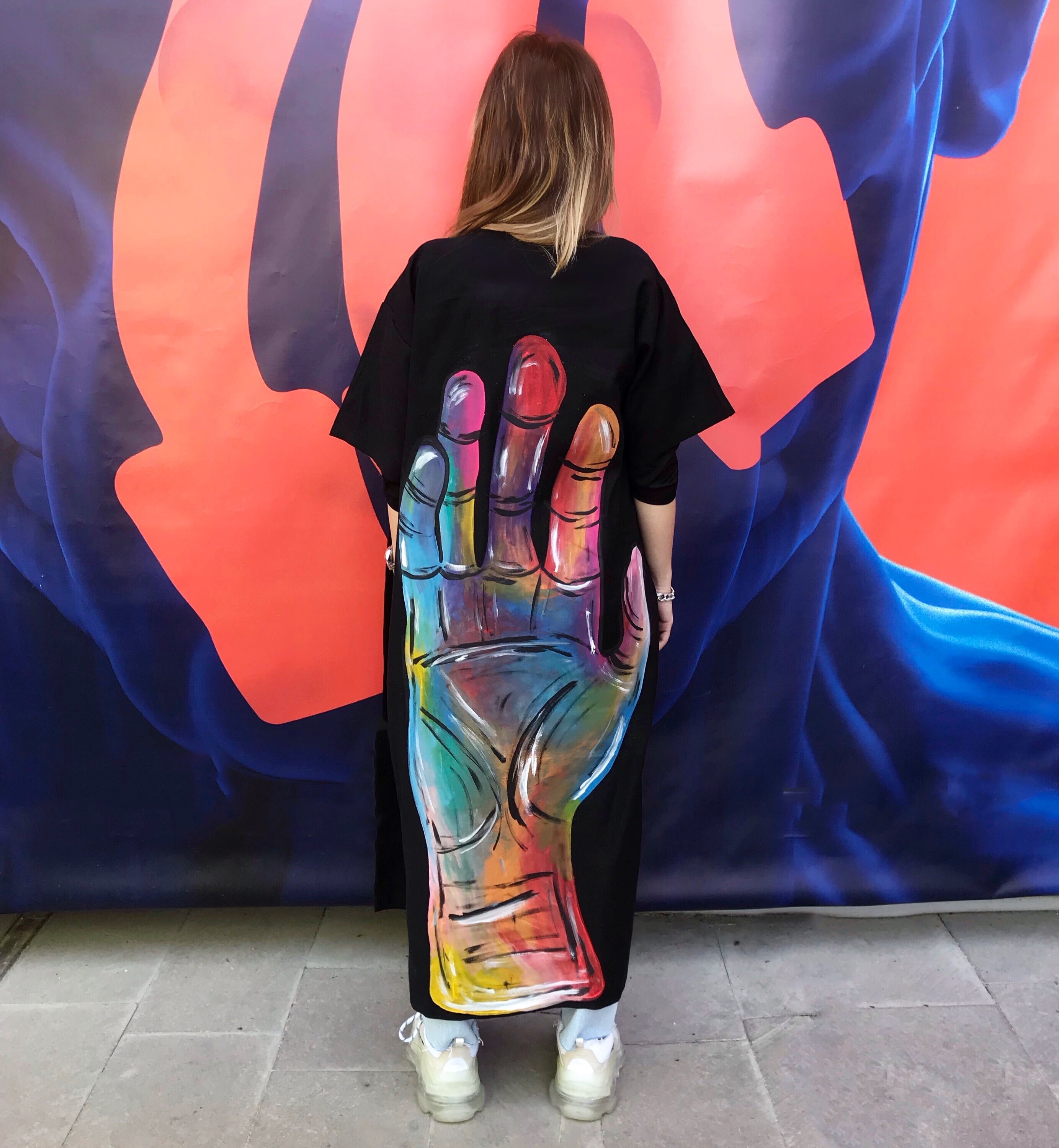 Siyah El Desenli Keten Kimono – El Yapımı, Uzun, Salaş ve Unisex Tasarım