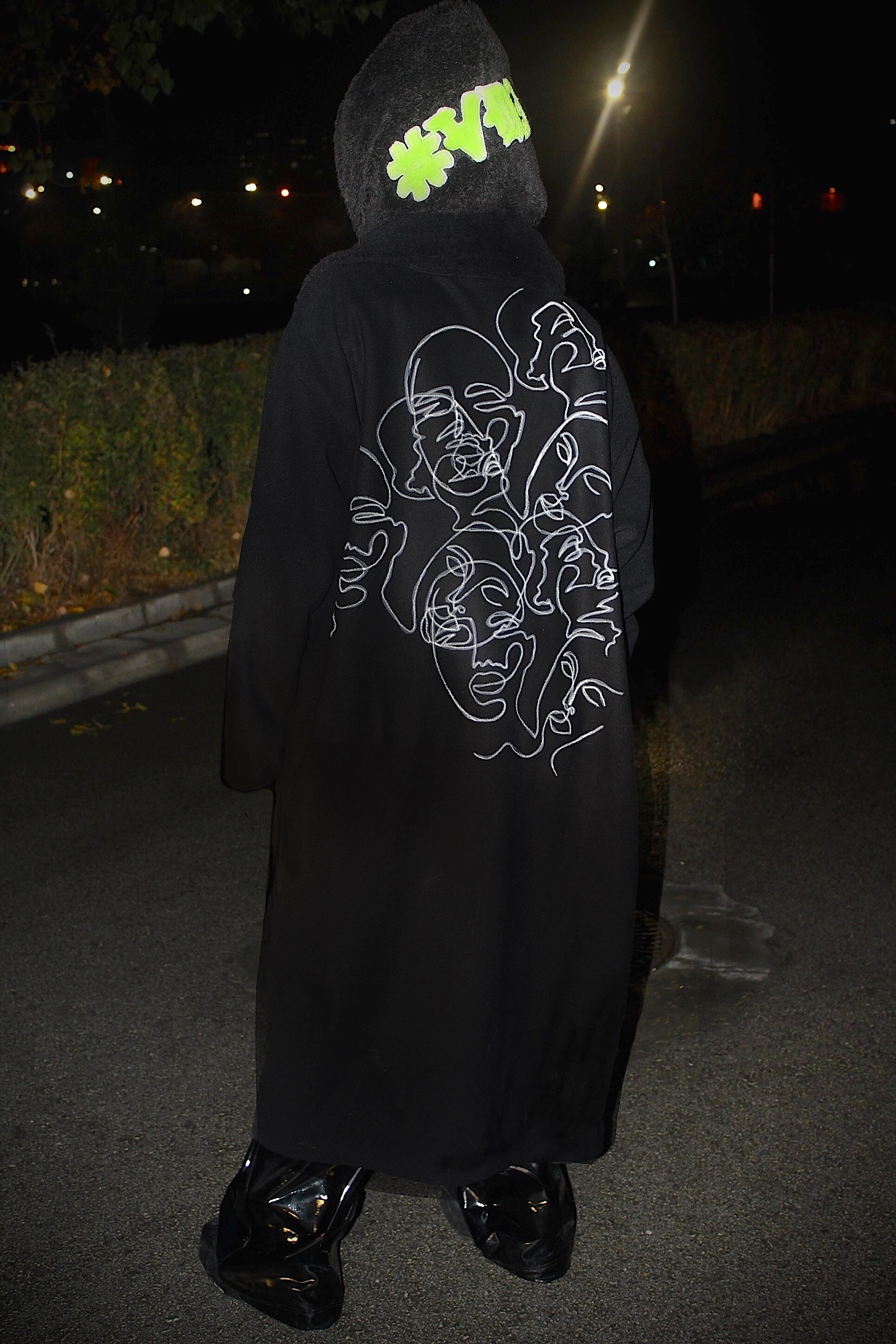 Yüzler Figürlü Siyah Oversize Kaban - Unisex Kışlık Uzun Palto