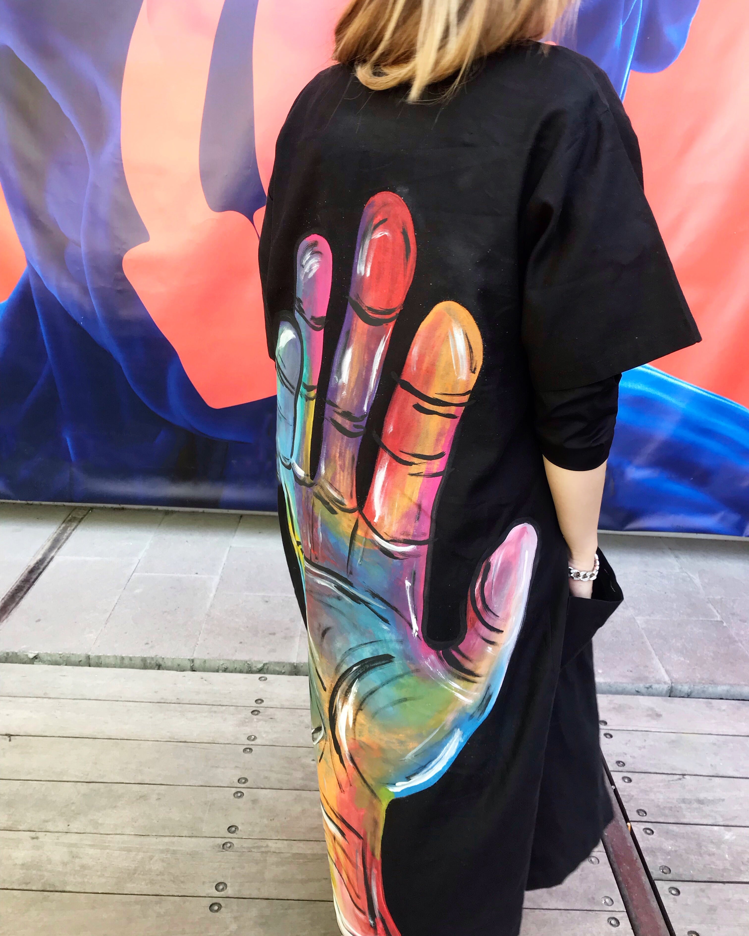 Siyah El Desenli Keten Kimono – El Yapımı, Uzun, Salaş ve Unisex Tasarım