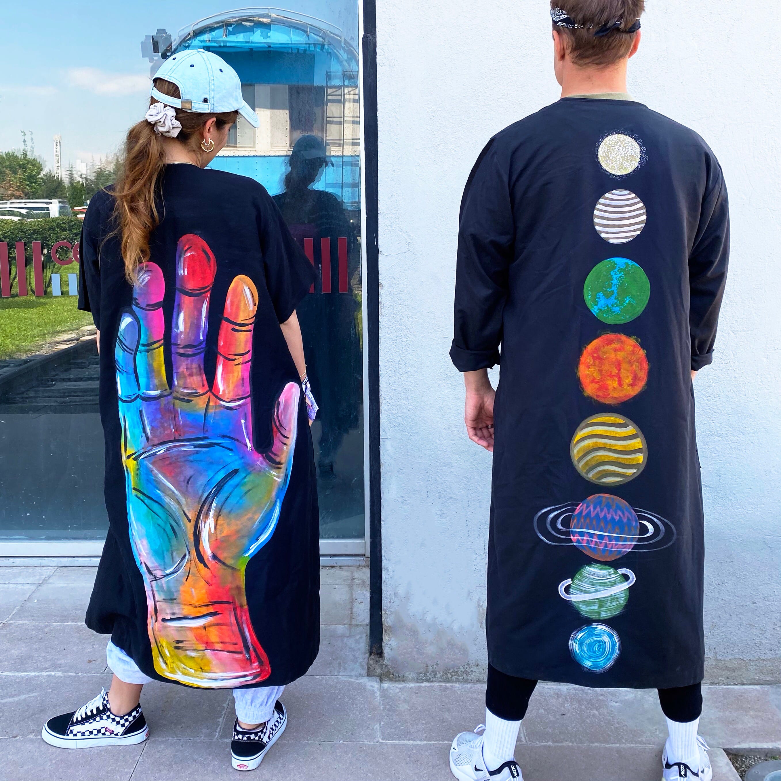 Siyah El Desenli Keten Kimono – El Yapımı, Uzun, Salaş ve Unisex Tasarım