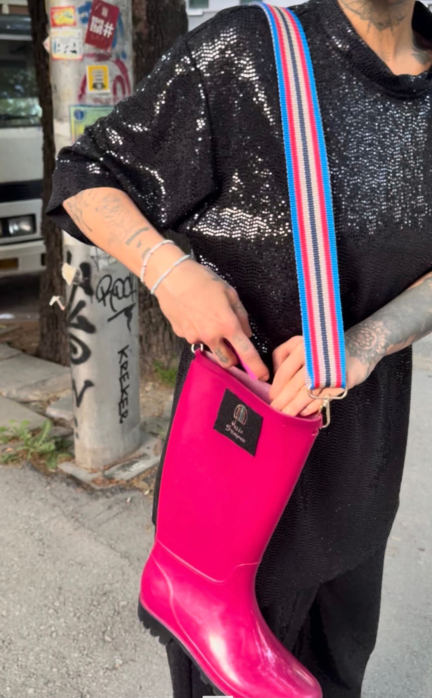 Pembe Lastik Çizme Omuz Çantası | Eğlenceli ve Farklı Tasarım | Y2K Kawaii Stil Çanta | Trendy ve Şık Aksesuar