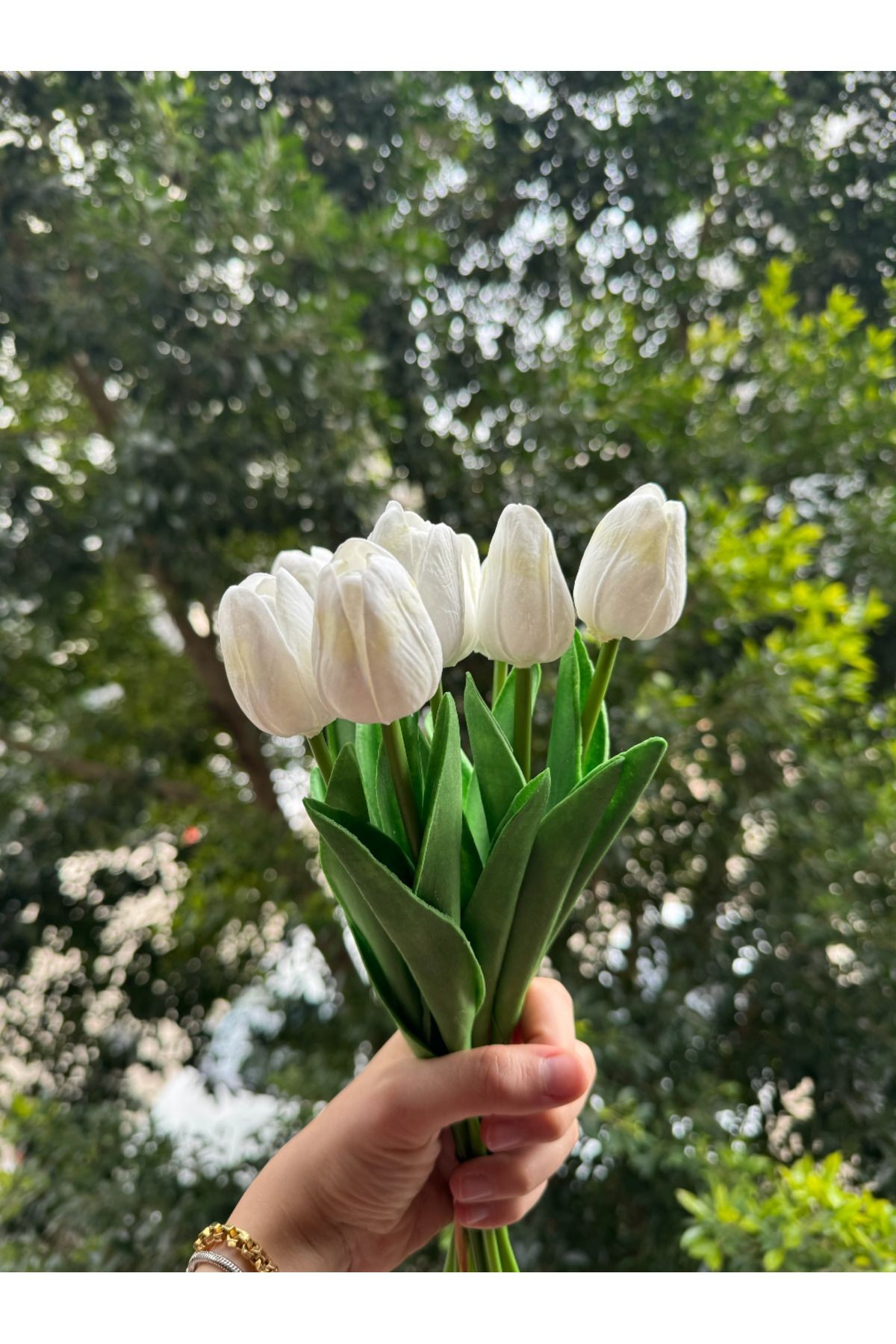 Yapay beyaz lale demeti, lüks laleler, ıslak dokulu beyaz lale cover pic