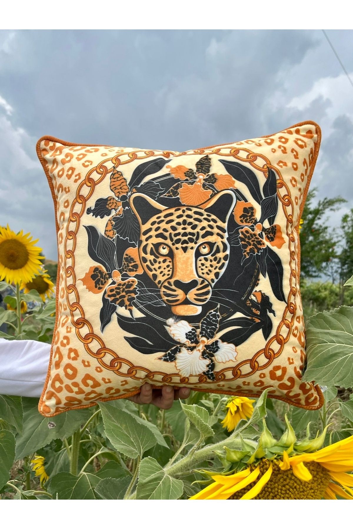 Kaplan Tasarımlı Dijital Baskılı Kırlent Kılıfı 45x45cm cover pic