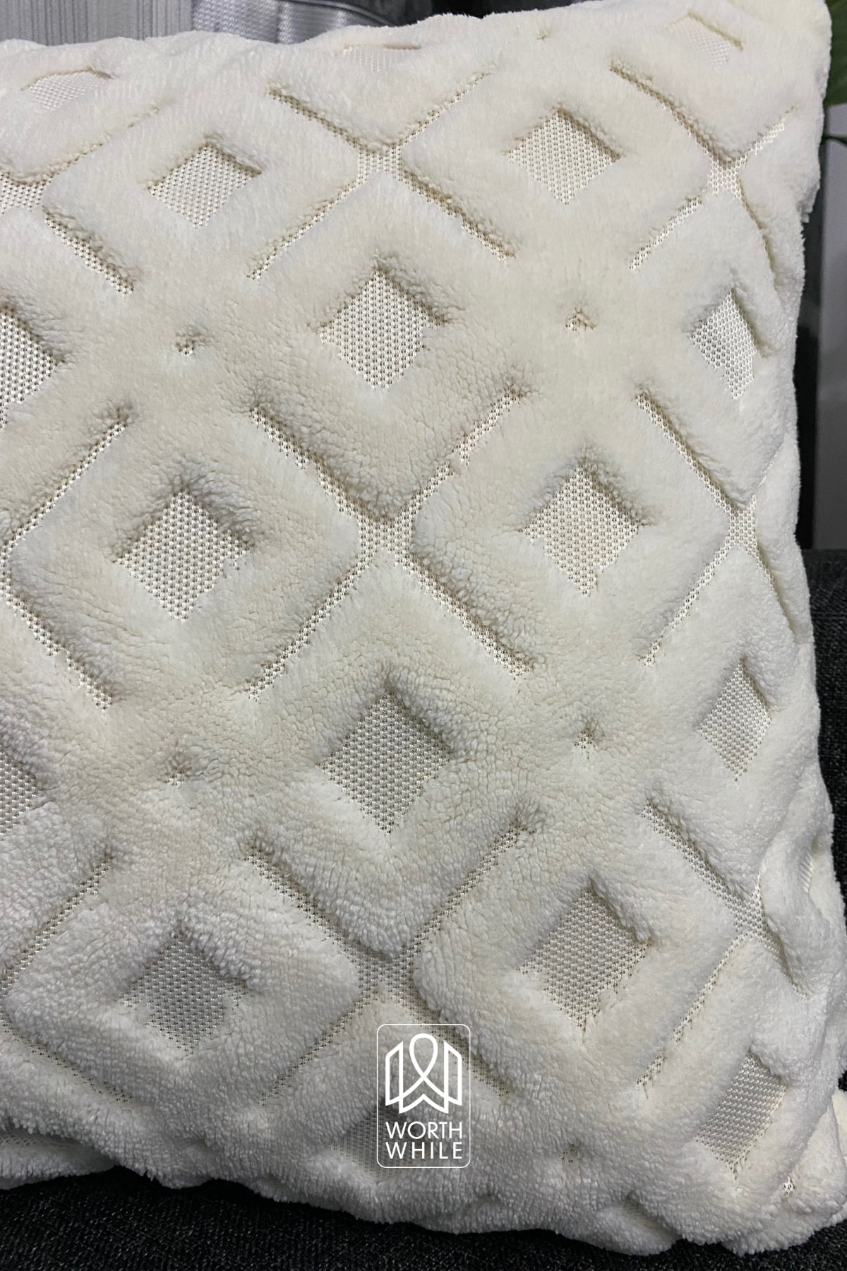 Grida Ekru Peluş Kare Desenli Kırlent Kılıfı 43x43 cm | Yumuşak Kabartmalı Kırlent Kılıfı