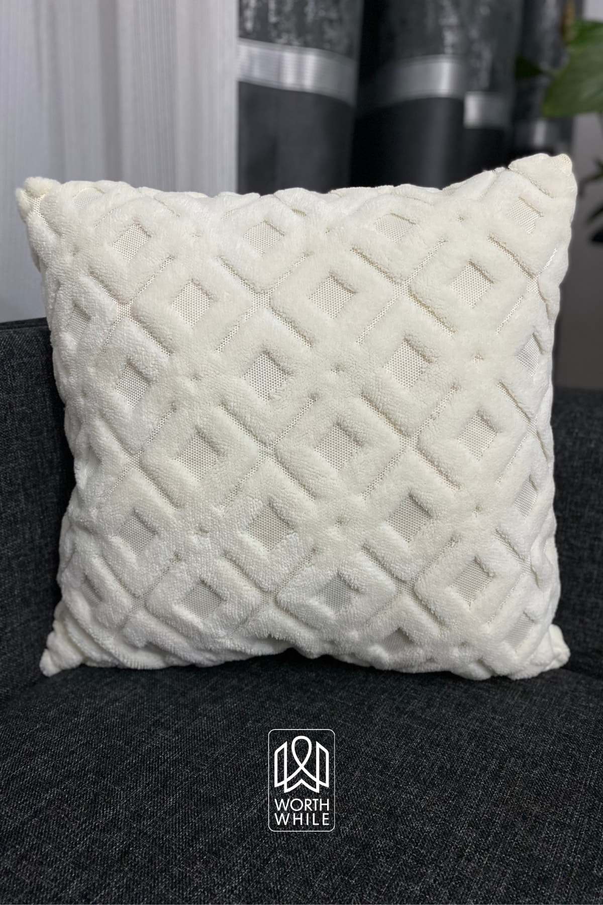 Grida Ekru Peluş Kare Desenli Kırlent Kılıfı 43x43 cm | Yumuşak Kabartmalı Kırlent Kılıfı