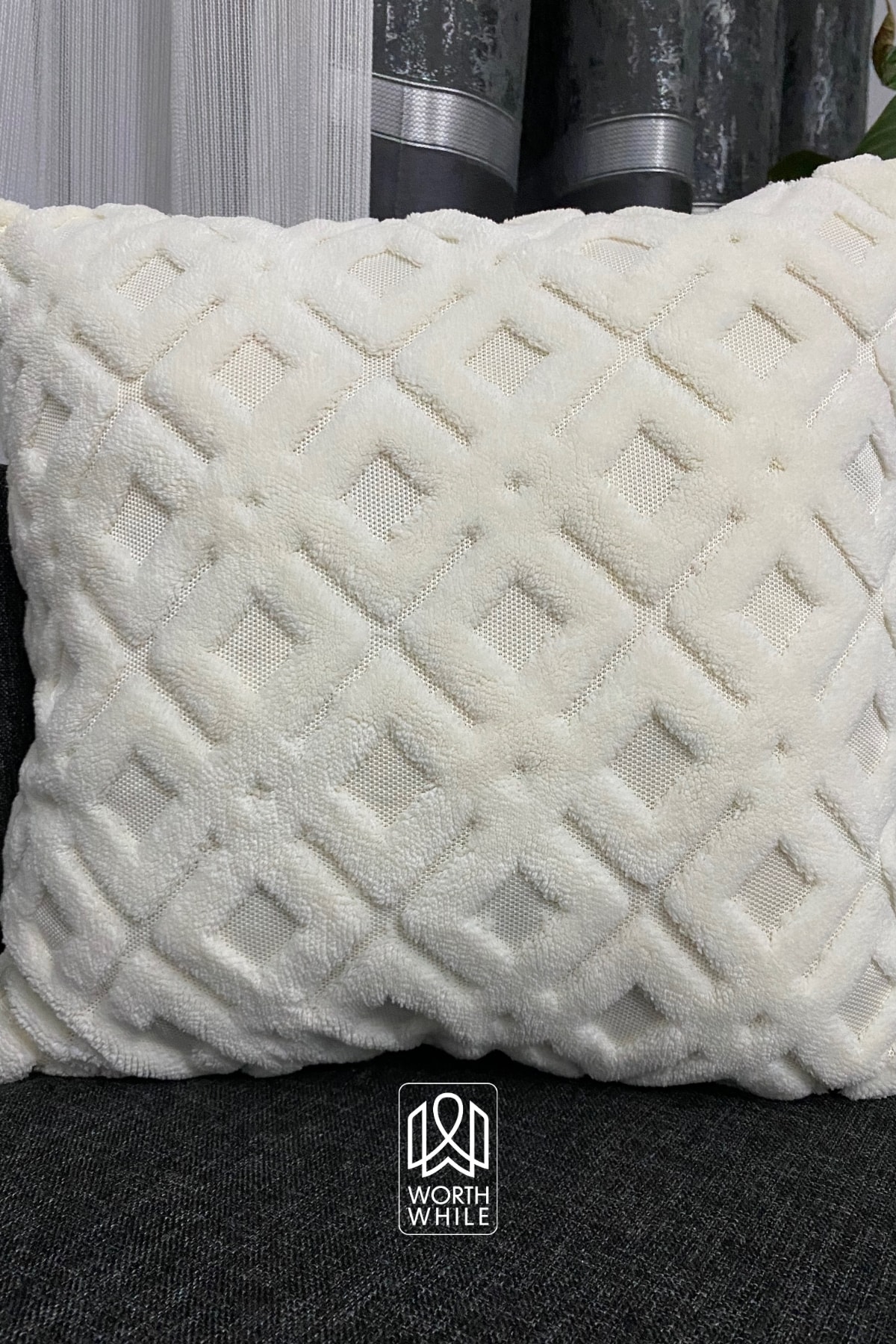 Grida Ekru Peluş Kare Desenli Kırlent Kılıfı 43x43 cm | Yumuşak Kabartmalı Kırlent Kılıfı