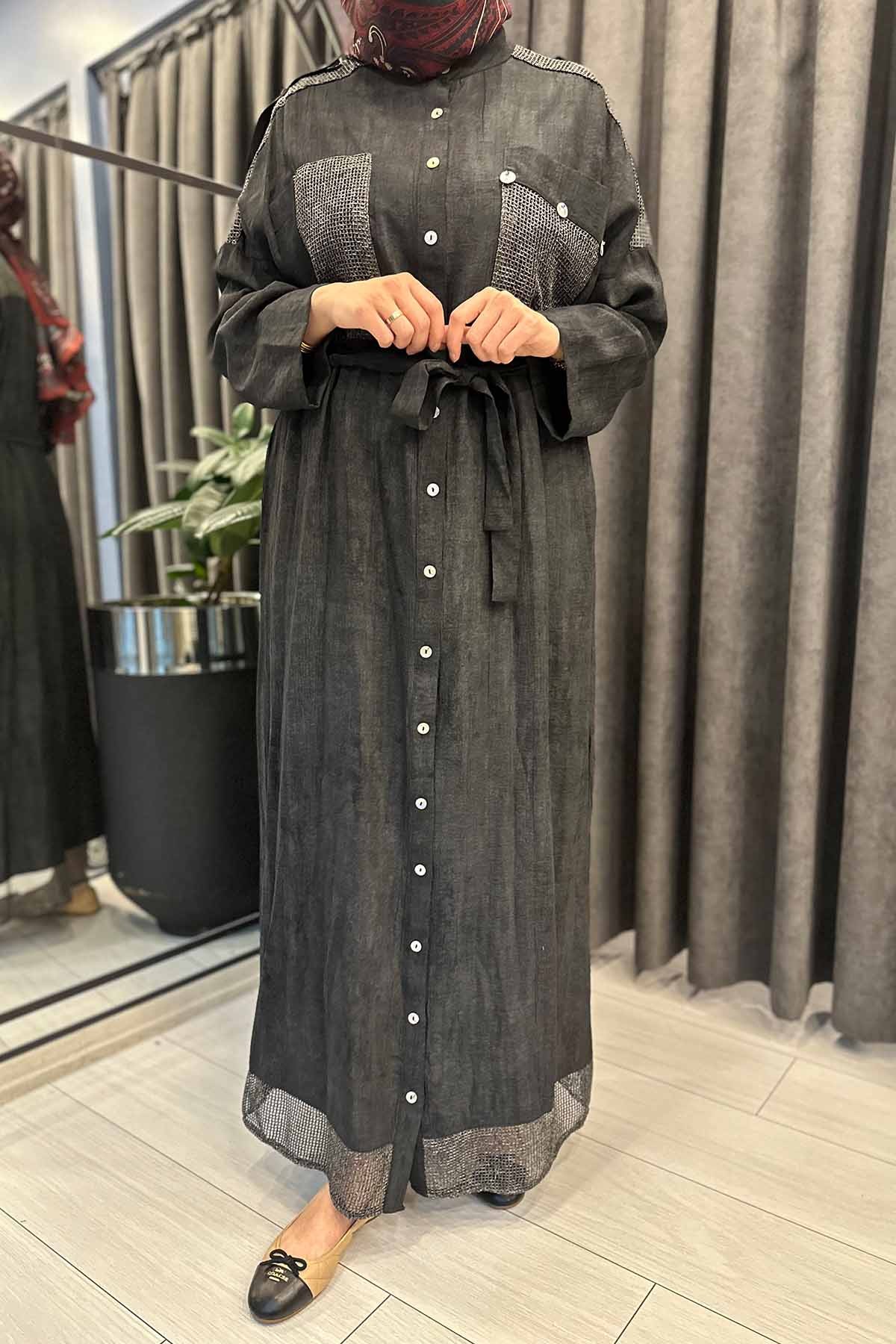 OMUZU VE ÖN CEBİ FİLE DETAY ÖNDEN DÜĞMELİ ELBİSE