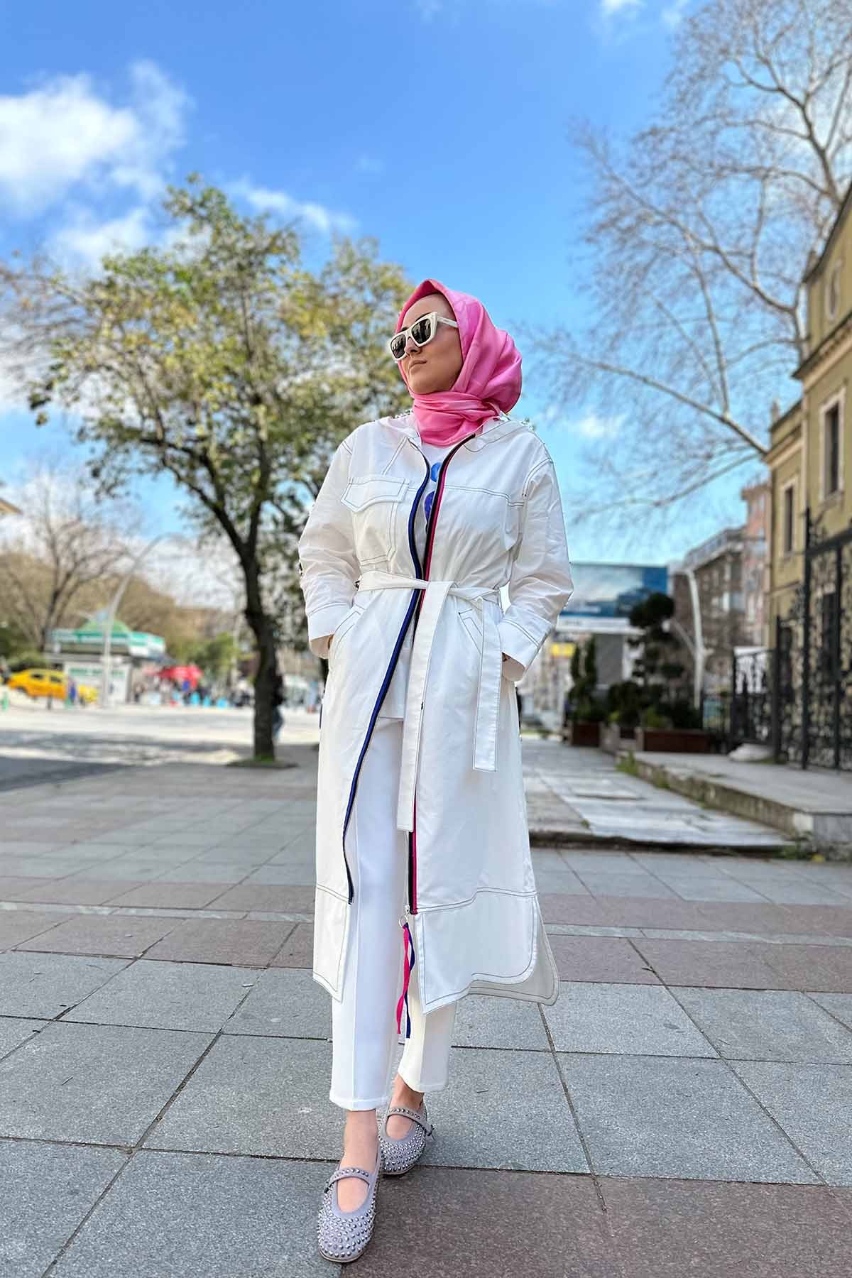 ÖNÜ RENKLİ FERMUARLI ORGANZE KAPÜŞONLU TRENÇ KAP
