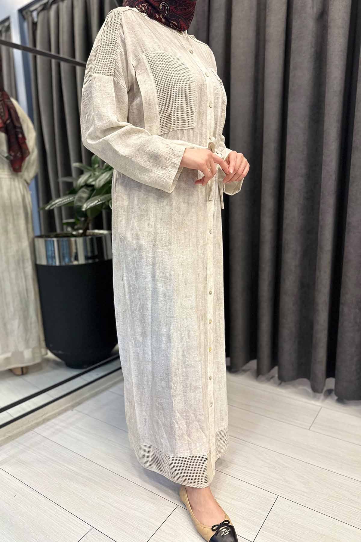 OMUZU VE ÖN CEBİ FİLE DETAY ÖNDEN DÜĞMELİ ELBİSE