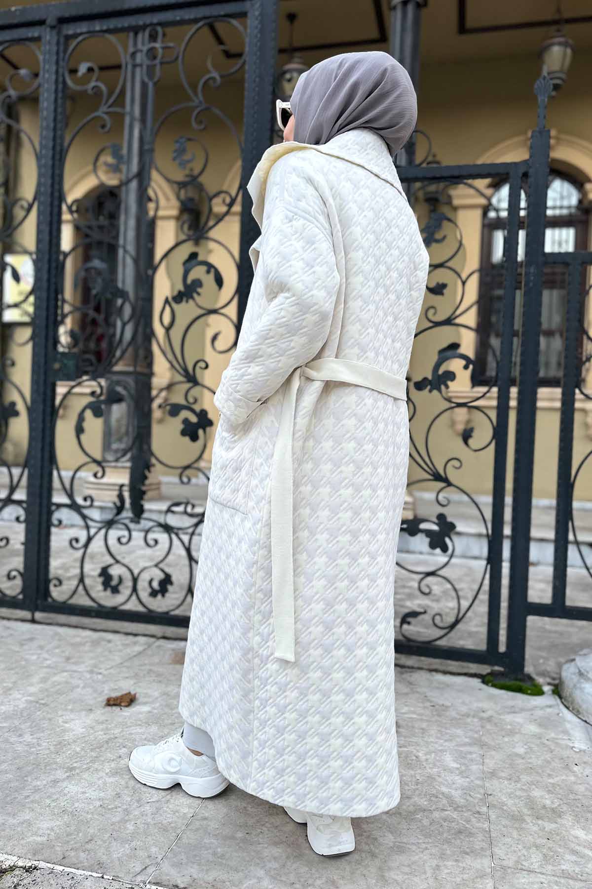 KAZ AYAĞI DESENLİ KAPİTONE HIRKA