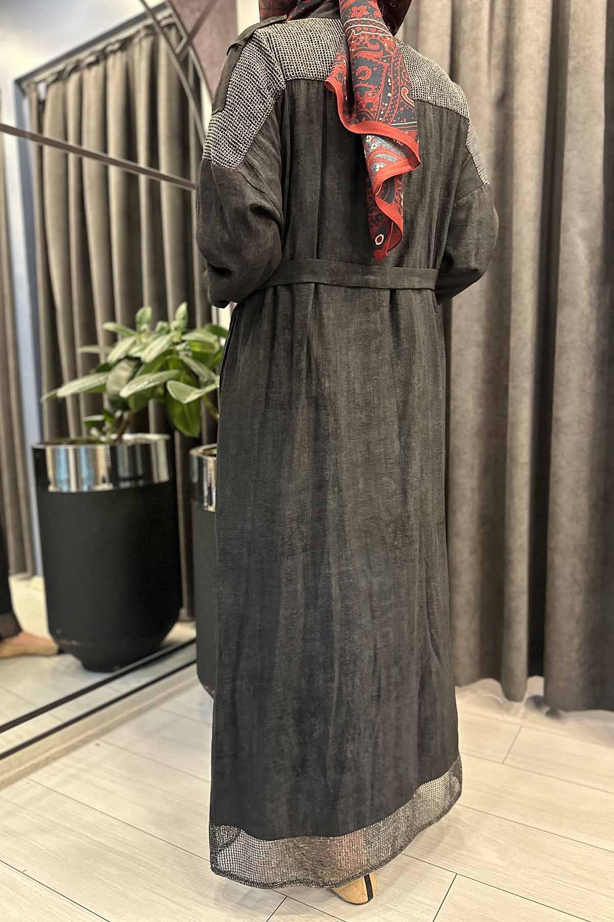 OMUZU VE ÖN CEBİ FİLE DETAY ÖNDEN DÜĞMELİ ELBİSE