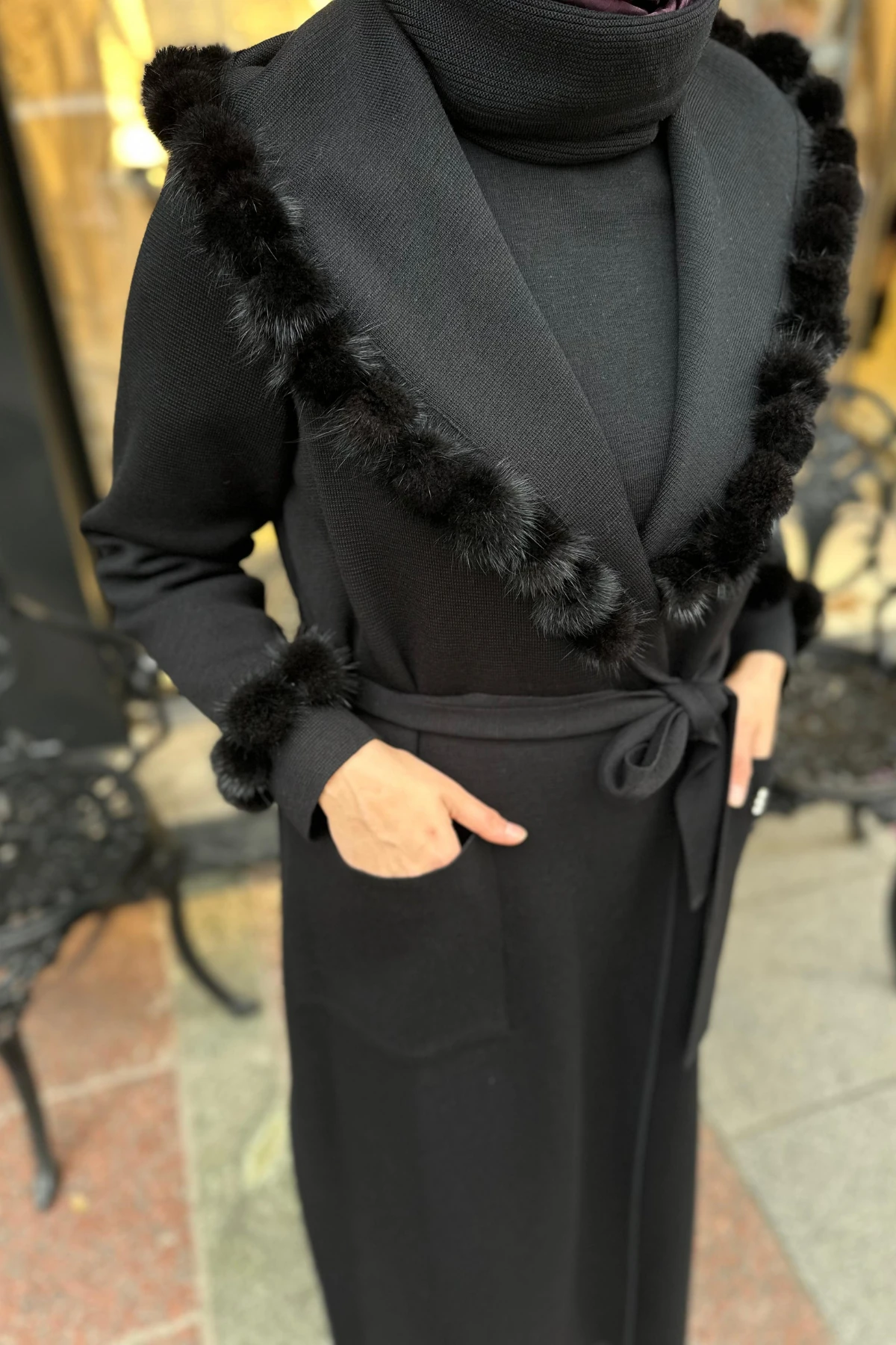 PONPON KÜRK DETAYLI UZUN KOYU HIRKA