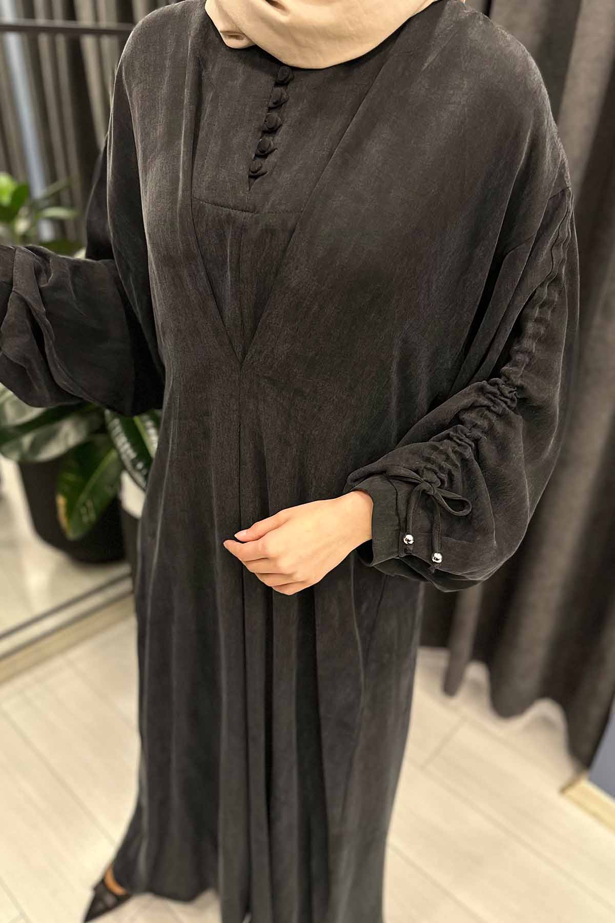 KOLLARI BÜZGÜ DETAYLI ÖNDEN 6 DÜĞMELİ İPEK KUPRA ELBİSE