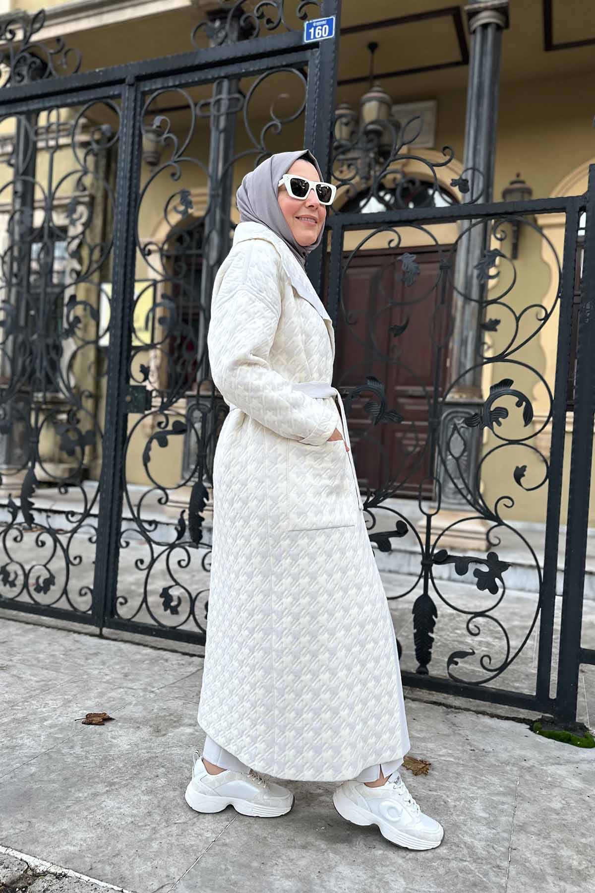 KAZ AYAĞI DESENLİ KAPİTONE HIRKA