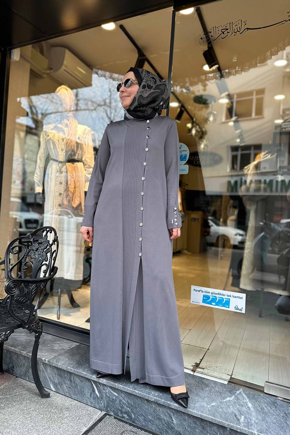 YUVARLAK YAKA DÜĞMELİ UZUN HIRKA