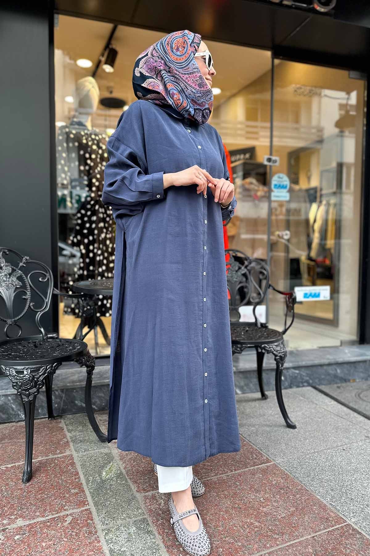 ÇİFT KATLI ÖNDEN DÜĞMELİ KOLU İŞLEME DETAYLI GÖMLEK KAP