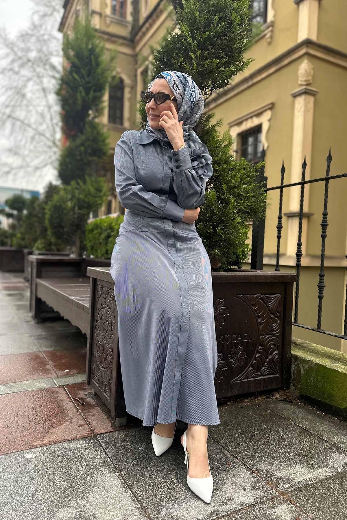 YAKASI GÜLLÜ ÇİZGİLİ ELBİSE