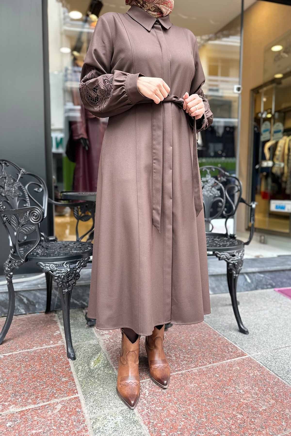 KOLU NAKIŞ DETAYLI ELBİSE